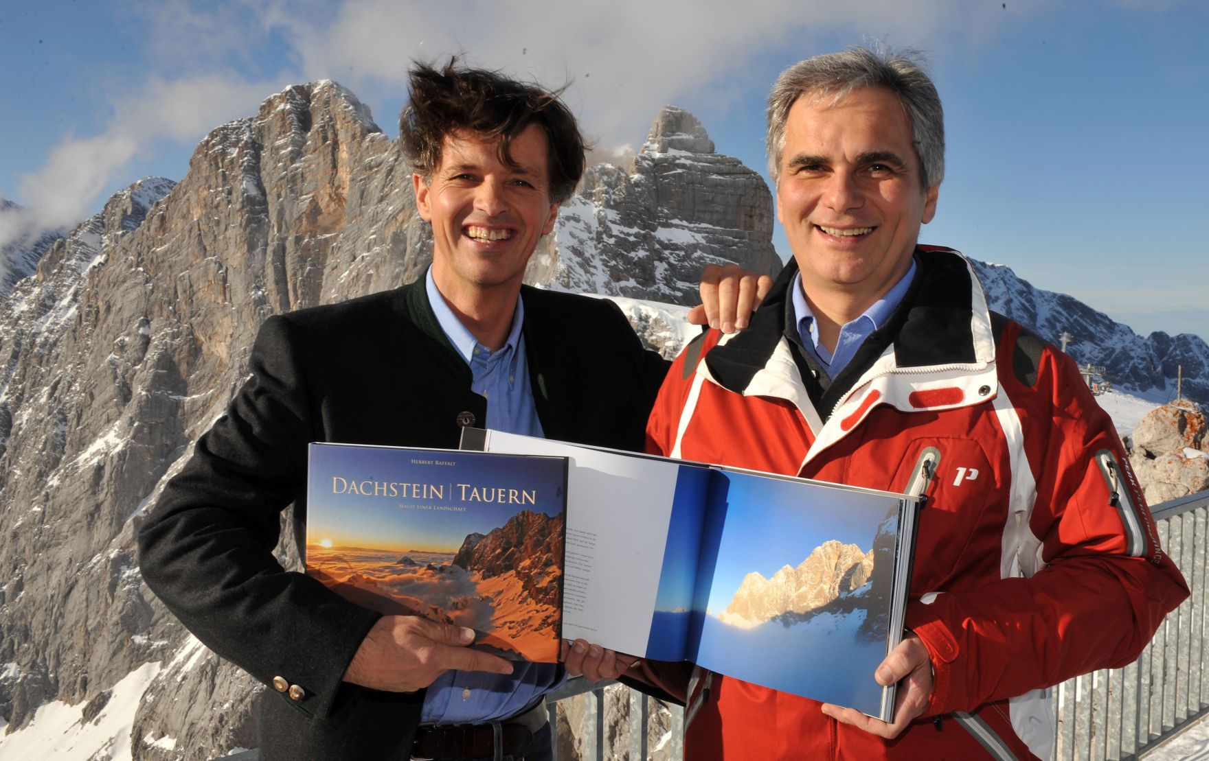 Freitag, den 27. November 2009 fand auf der Bergstation der Dachstein Seilbahn, Steiermark die Buchpr&auml;sentation des Bildbandes von Herbert Raffalt (L), &quot;Dachstein|Tauern - Magie einer Landschaft&quot; mit Bundeskanzler Werner Faymann (R) statt.