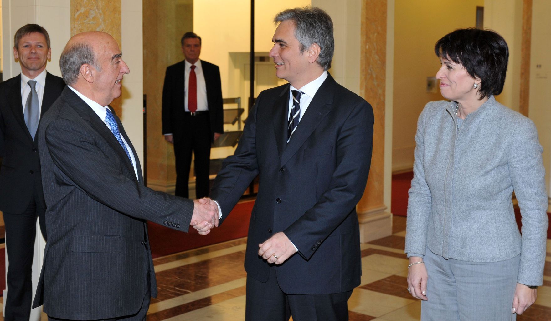 Mittwoch, den 7. J&auml;nner 2009 traf &Ouml;sterreichs Bundeskanzler Werner Faymann im Rahmen seines ersten bilateralen Auslandsbesuchs, der traditionell in die Schweiz f&uuml;hrt, in Bern mit dem schweizer Bundespr&auml;sidenten und Bundesrat f&uuml;r Finanzen, Hans-Rudolf Merz zu politischen Gespr&auml;chen zusammen. Im Bild (v.L.n.R.) Josef Ostermayer (&ouml;sterreichischer Staatssekret&auml;r im Bundeskanzleramt), Bundespr&auml;sident Merz, Bundeskanzler Faymann, Doris Leuthard (schweizer Vizebundespr&auml;sidentin und Wirtschaftsministerin).