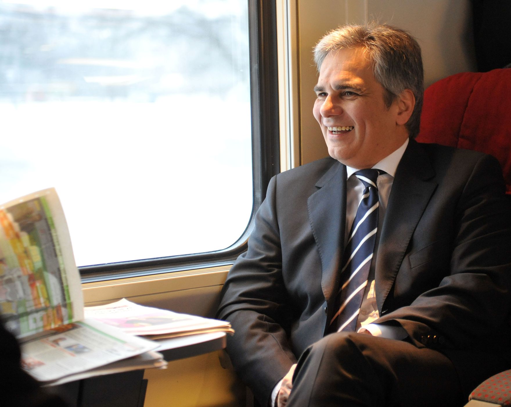 Mittwoch, den 7. J&auml;nner 2009 traf &Ouml;sterreichs Bundeskanzler Werner Faymann im Rahmen seines ersten bilateralen Auslandsbesuchs, der traditionell in die Schweiz f&uuml;hrt, in Bern mit dem schweizer Bundespr&auml;sidenten und Bundesrat f&uuml;r Finanzen, Hans-Rudolf Merz zu politischen Gespr&auml;chen zusammen. Im Bild Bundeskanzler Faymann im Zug von Z&uuml;rich nach Bern.