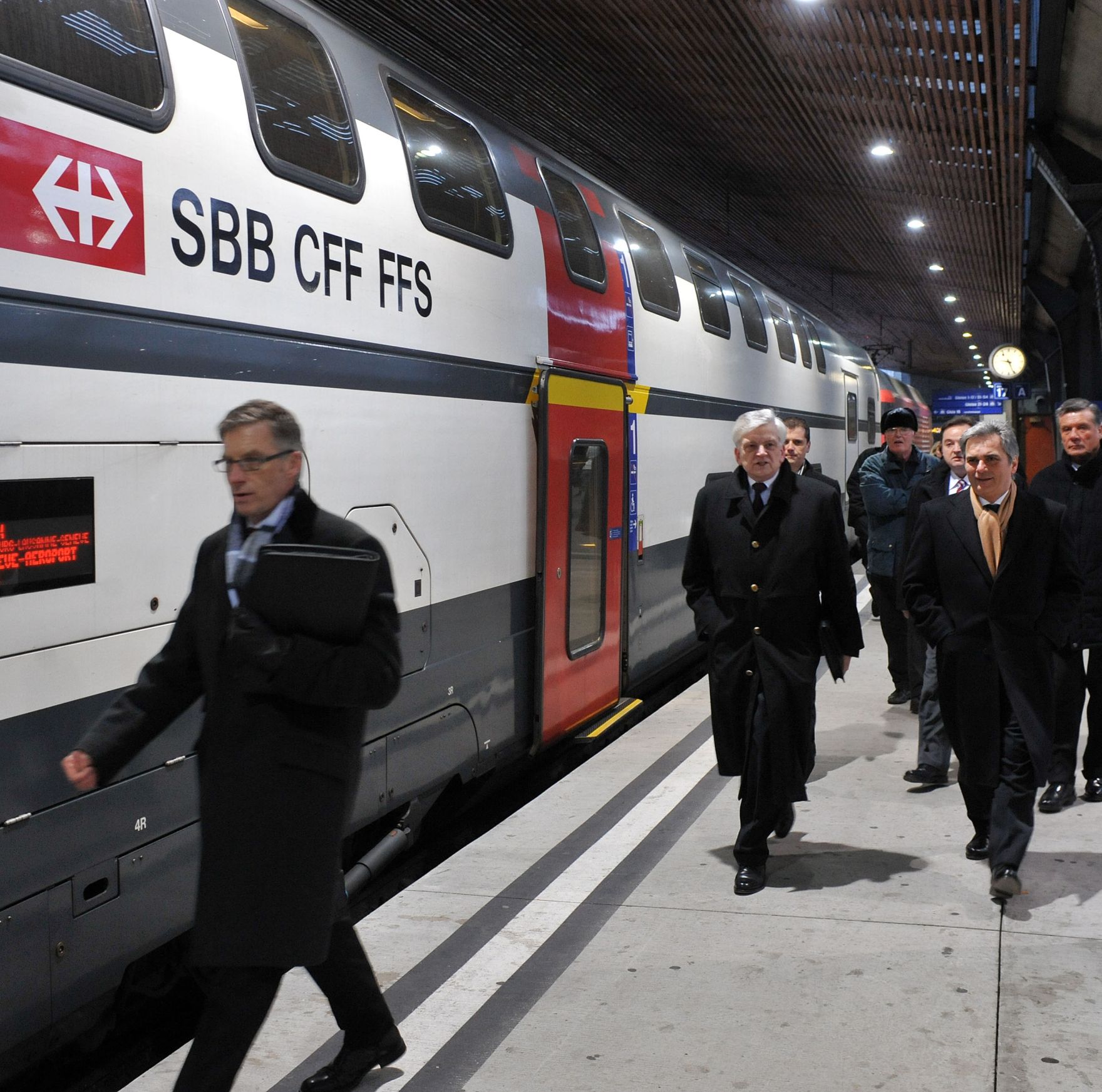 Mittwoch, den 7. J&auml;nner 2009 traf &Ouml;sterreichs Bundeskanzler Werner Faymann im Rahmen seines ersten bilateralen Auslandsbesuchs, der traditionell in die Schweiz f&uuml;hrt, in Bern mit dem schweizer Bundespr&auml;sidenten und Bundesrat f&uuml;r Finanzen, Hans-Rudolf Merz zu politischen Gespr&auml;chen zusammen. Im Bild Bundeskanzler Faymann (R) mit dem &ouml;sterreichischen Botschafter in Bern, Hans-Peter Manz am Bahnhof Z&uuml;rich auf dem Weg nach Bern.