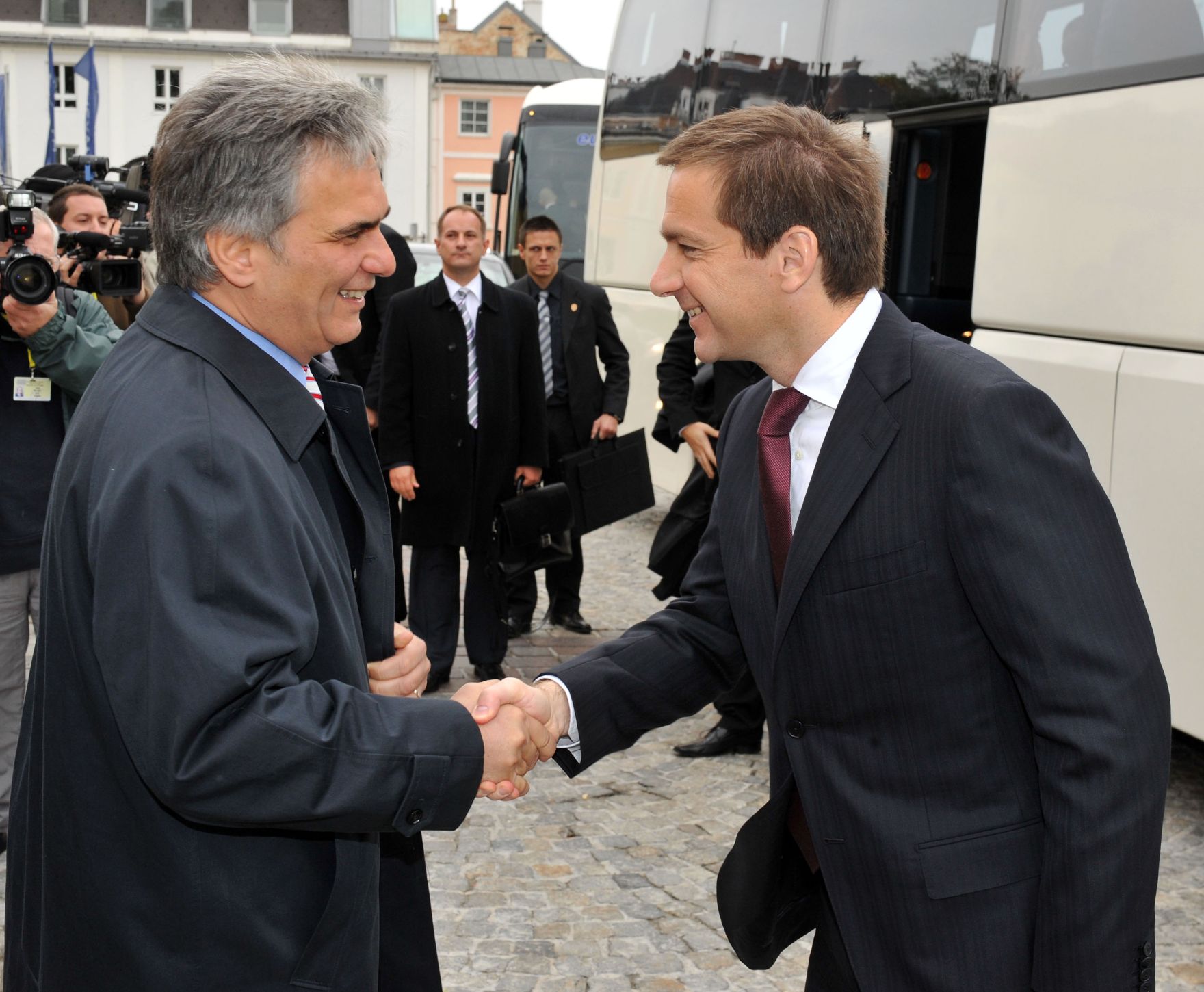 Donnerstag, den 15. Oktober 2009 fand im Schloss Esterhazy in Eisenstadt, Burgenland die dritte gemeinsame Sitzung der Bundesregierung der Republik &Ouml;sterreich und der Regierung der Republik Ungarn statt. Im Bild &Ouml;sterreichs Bundeskanzler Werner Faymann (L) bei der Begr&uuml;&szlig;ung seines ungarischen Amtskollegen Gordon Bajnai (R).