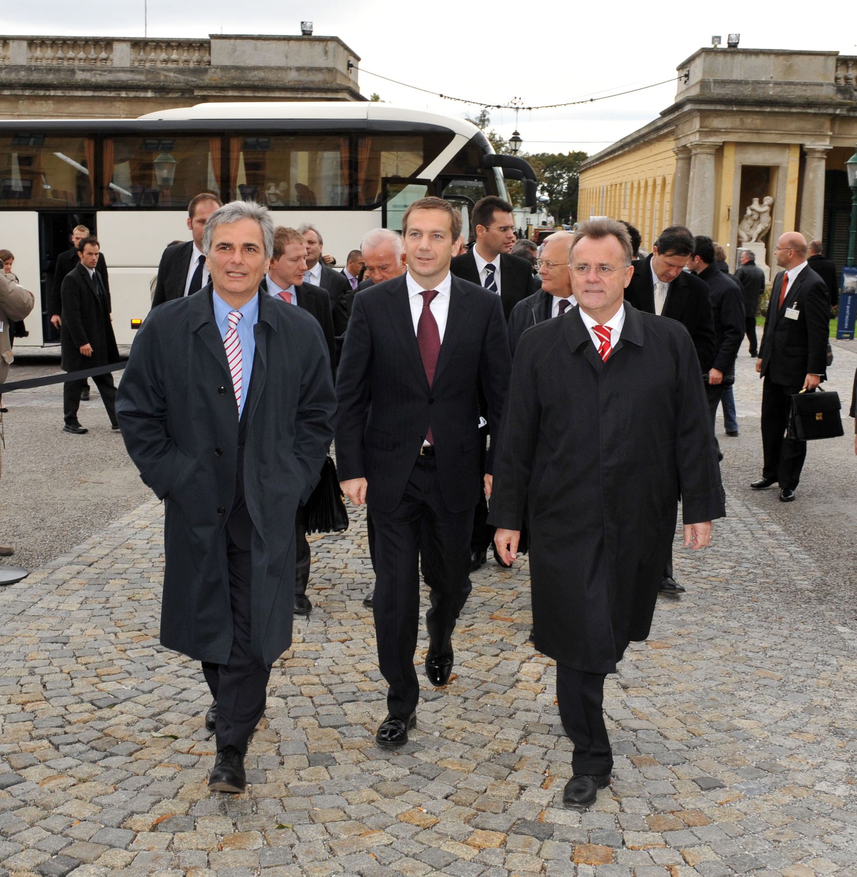 Donnerstag, den 15. Oktober 2009 fand im Schloss Esterhazy in Eisenstadt, Burgenland die dritte gemeinsame Sitzung der Bundesregierung der Republik &Ouml;sterreich und der Regierung der Republik Ungarn statt. Im Bild &Ouml;sterreichs Bundeskanzler Werner Faymann (L) mit seinem ungarischen Amtskollegen Gordon Bajnai (M) und Burgenlands Landeshauptmann Hans Niessl (R).