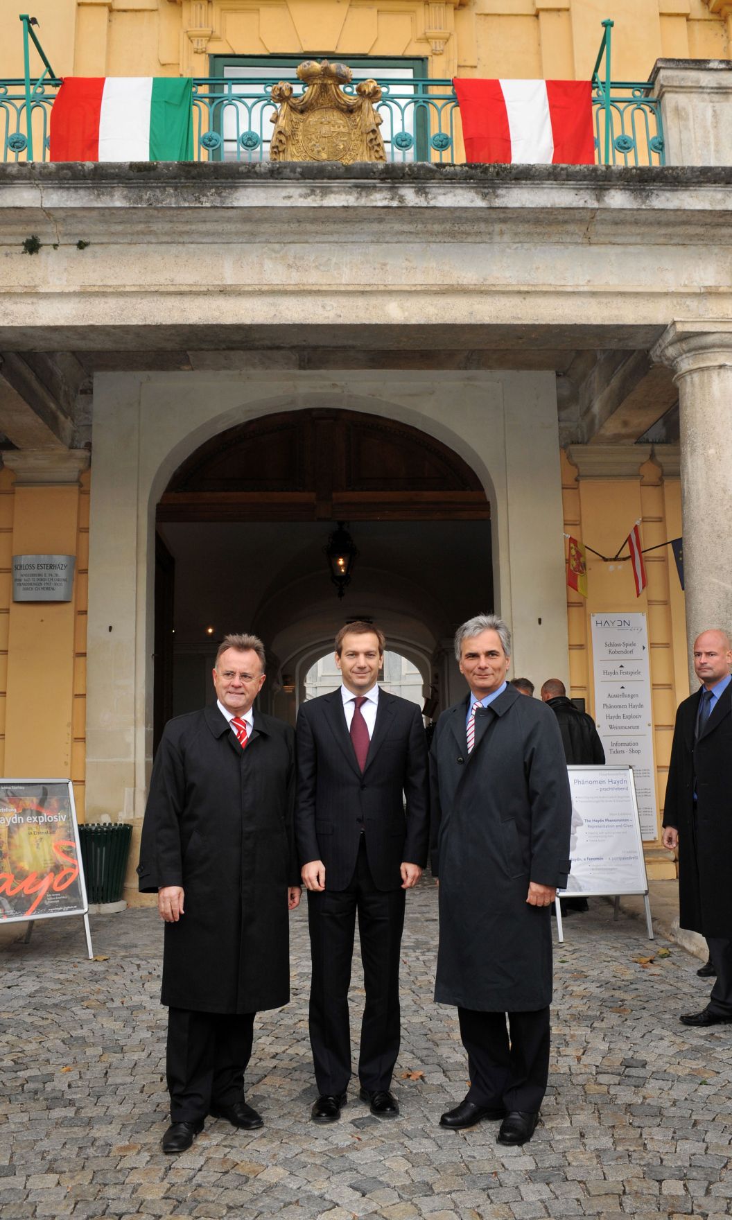 Donnerstag, den 15. Oktober 2009 fand im Schloss Esterhazy in Eisenstadt, Burgenland die dritte gemeinsame Sitzung der Bundesregierung der Republik &Ouml;sterreich und der Regierung der Republik Ungarn statt. Im Bild &Ouml;sterreichs Bundeskanzler Werner Faymann (R) mit seinem ungarischen Amtskollegen Gordon Bajnai (M) und Burgenlands Landeshauptmann Hans Niessl (L).