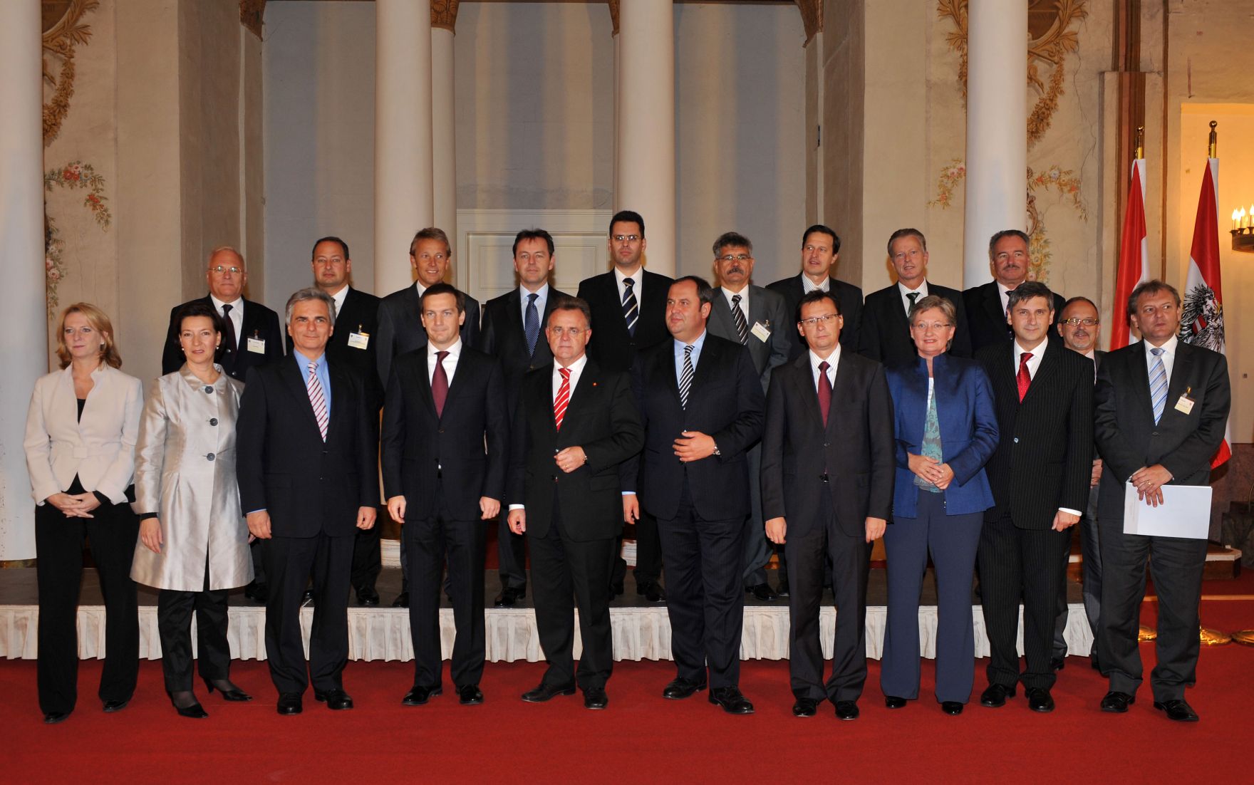 Donnerstag, den 15. Oktober 2009 fand im Schloss Esterhazy in Eisenstadt, Burgenland die dritte gemeinsame Sitzung der Bundesregierung der Republik &Ouml;sterreich und der Regierung der Republik Ungarn statt. Im Bild &Ouml;sterreichs Bundeskanzler Werner Faymann mit seinem ungarischen Amtskollegen Gordon Bajnai mit den Regierungskollegen beim gemeinsamen Gruppenfoto.