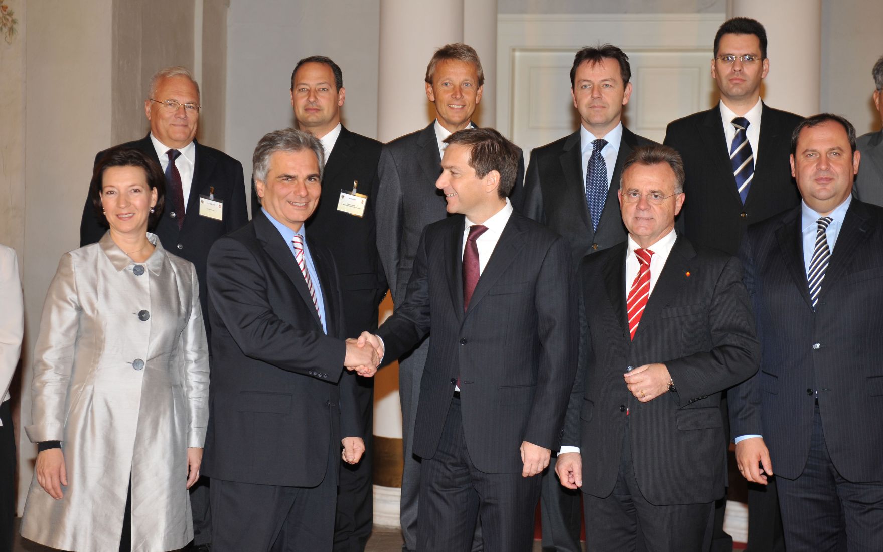 Donnerstag, den 15. Oktober 2009 fand im Schloss Esterhazy in Eisenstadt, Burgenland die dritte gemeinsame Sitzung der Bundesregierung der Republik &Ouml;sterreich und der Regierung der Republik Ungarn statt. Im Bild &Ouml;sterreichs Bundeskanzler Werner Faymann (2-L) mit seinem ungarischen Amtskollegen Gordon Bajnai (3-L) gemeinsamen Gruppenfoto.