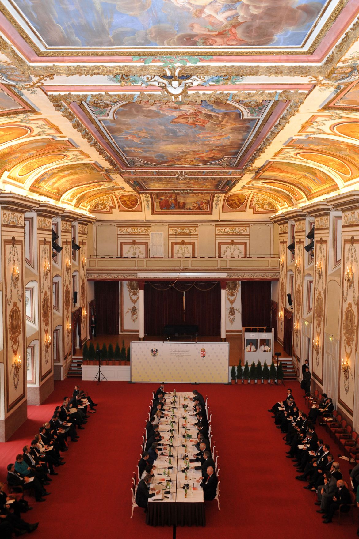 Donnerstag, den 15. Oktober 2009 fand im Schloss Esterhazy in Eisenstadt, Burgenland die dritte gemeinsame Sitzung der Bundesregierung der Republik &Ouml;sterreich und der Regierung der Republik Ungarn unter der Leitung von &Ouml;sterreichs Bundeskanzler Werner Faymann und dem ungarischen Premierminister Gordon Bajnai statt.