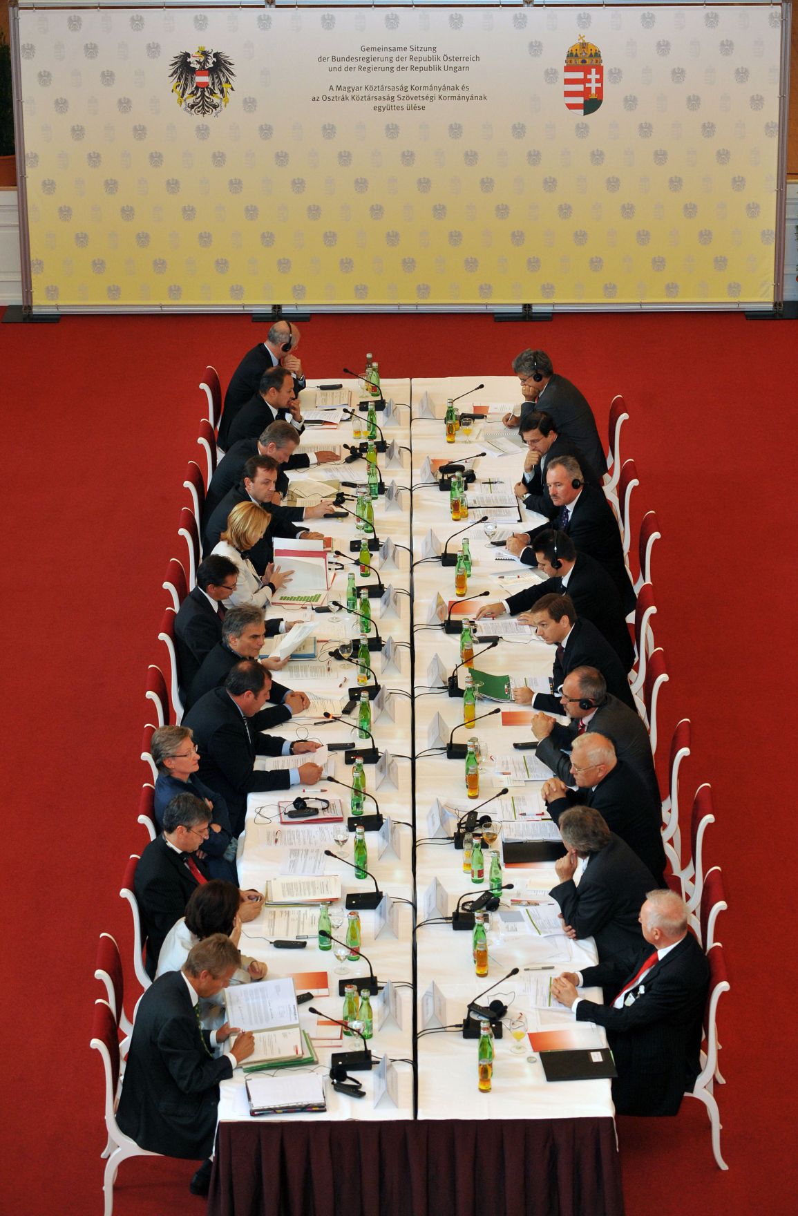 Donnerstag, den 15. Oktober 2009 fand im Schloss Esterhazy in Eisenstadt, Burgenland die dritte gemeinsame Sitzung der Bundesregierung der Republik &Ouml;sterreich und der Regierung der Republik Ungarn unter der Leitung von &Ouml;sterreichs Bundeskanzler Werner Faymann und dem ungarischen Premierminister Gordon Bajnai statt.