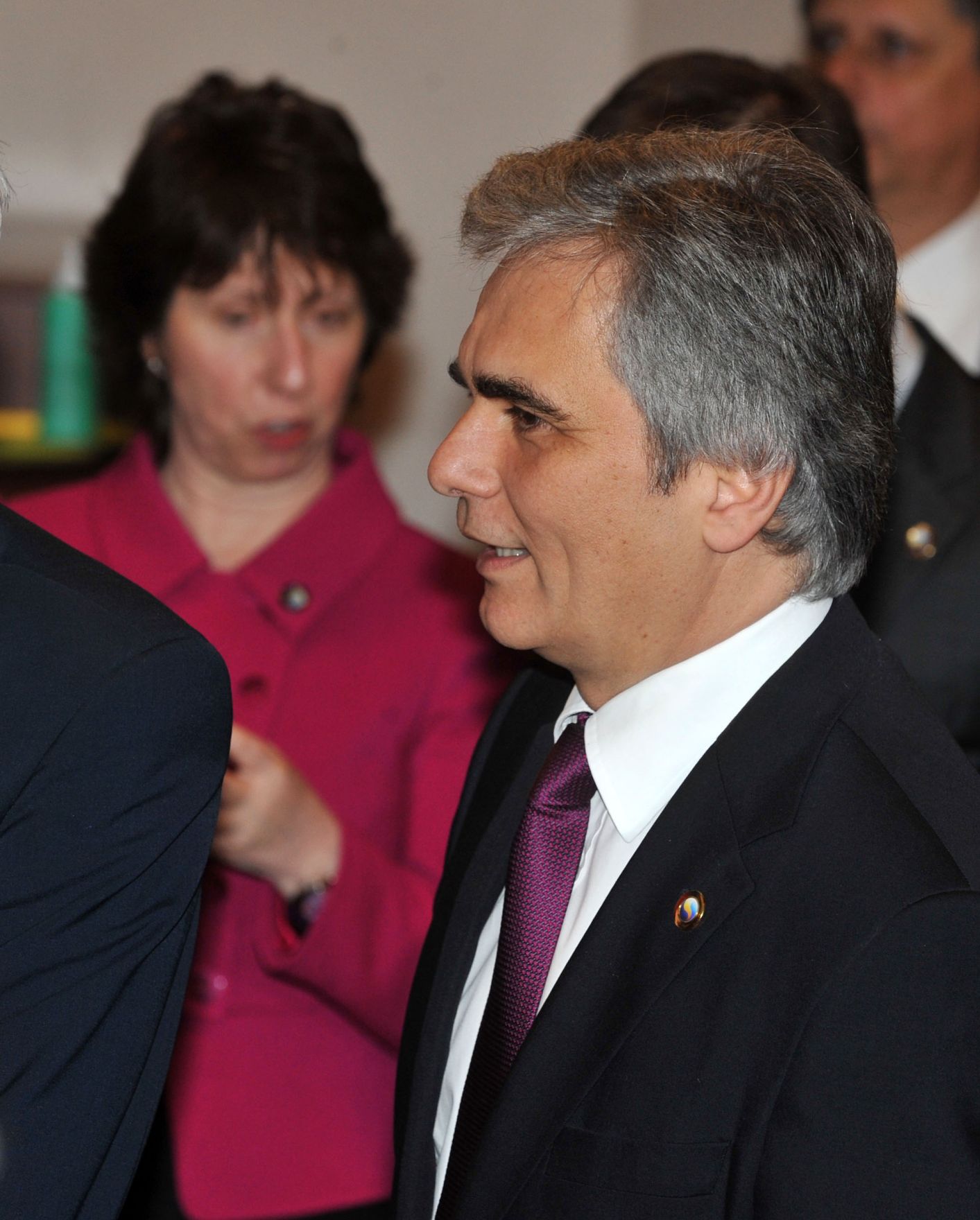 Donnerstag, den 10. Dezember 2009 begann in Br&uuml;ssel, Belgien die 2-t&auml;gige Tagung des Europ&auml;ischen Rates der EU-Staats- und Regierungschefs unter schwedischem Vorsitz. Im Bild &Ouml;sterreichs Bundeskanzler Werner Faymann (R) auf dem Weg zum Familienfoto. Links die Hohe Repr&auml;sentantin Catherine Ashton.