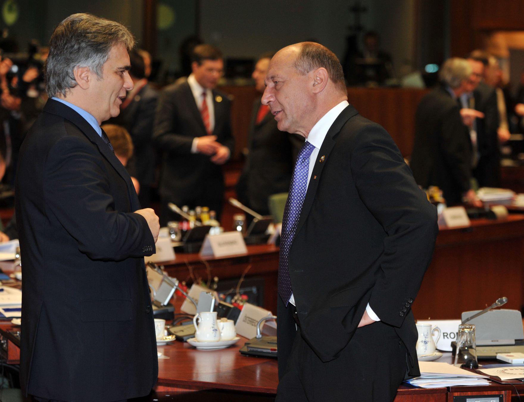 Freitag, den 11. Dezember 2009 endete in Br&uuml;ssel, Belgien die 2-t&auml;gige Tagung des Europ&auml;ischen Rates der EU-Staats- und Regierungschefs unter schwedischem Vorsitz. Im Bild &Ouml;sterreichs Bundeskanzler Werner Faymann (L) mit Rum&auml;niens Pr&auml;sidenten Tajan Basescu (R).