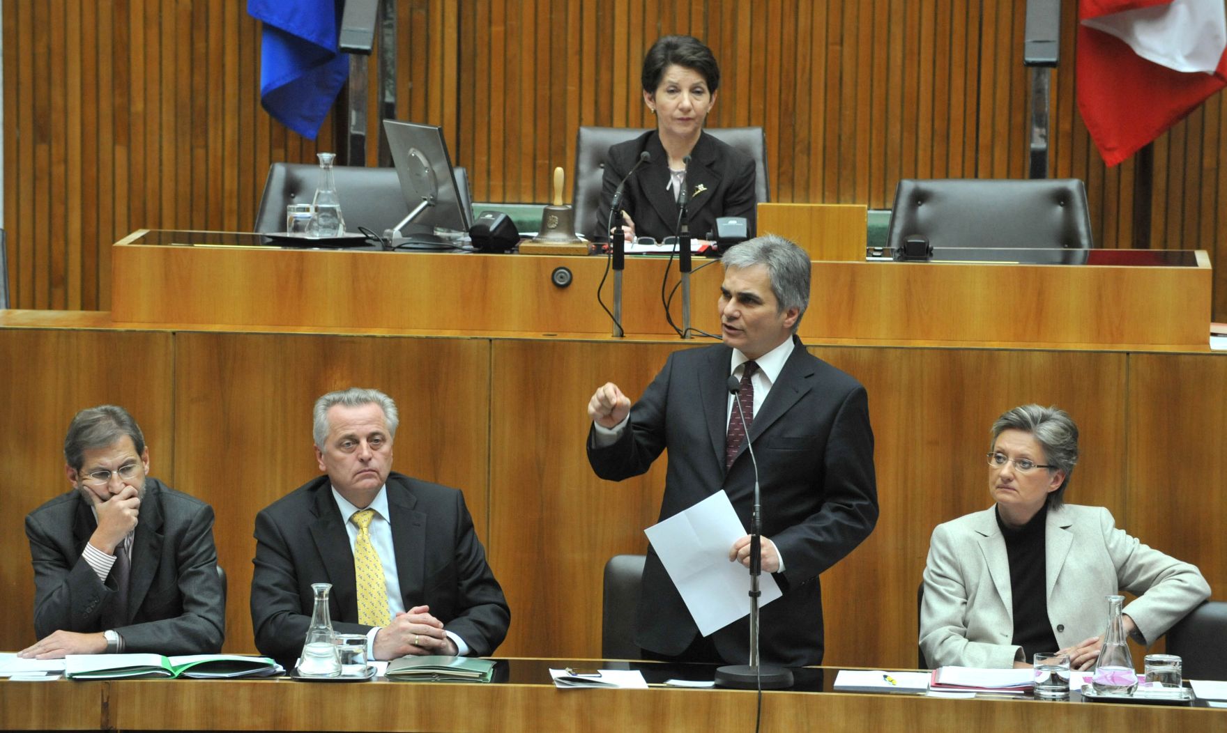 Donnerstag, den 12. November 2009 fand im Parlament in Wien eine Sondersitzung des Nationalrates zum Thema 'Uni-Notstand' statt. Im Bild Bundeskanzler Werner Faymann (2.v.R) bei seiner Rede.