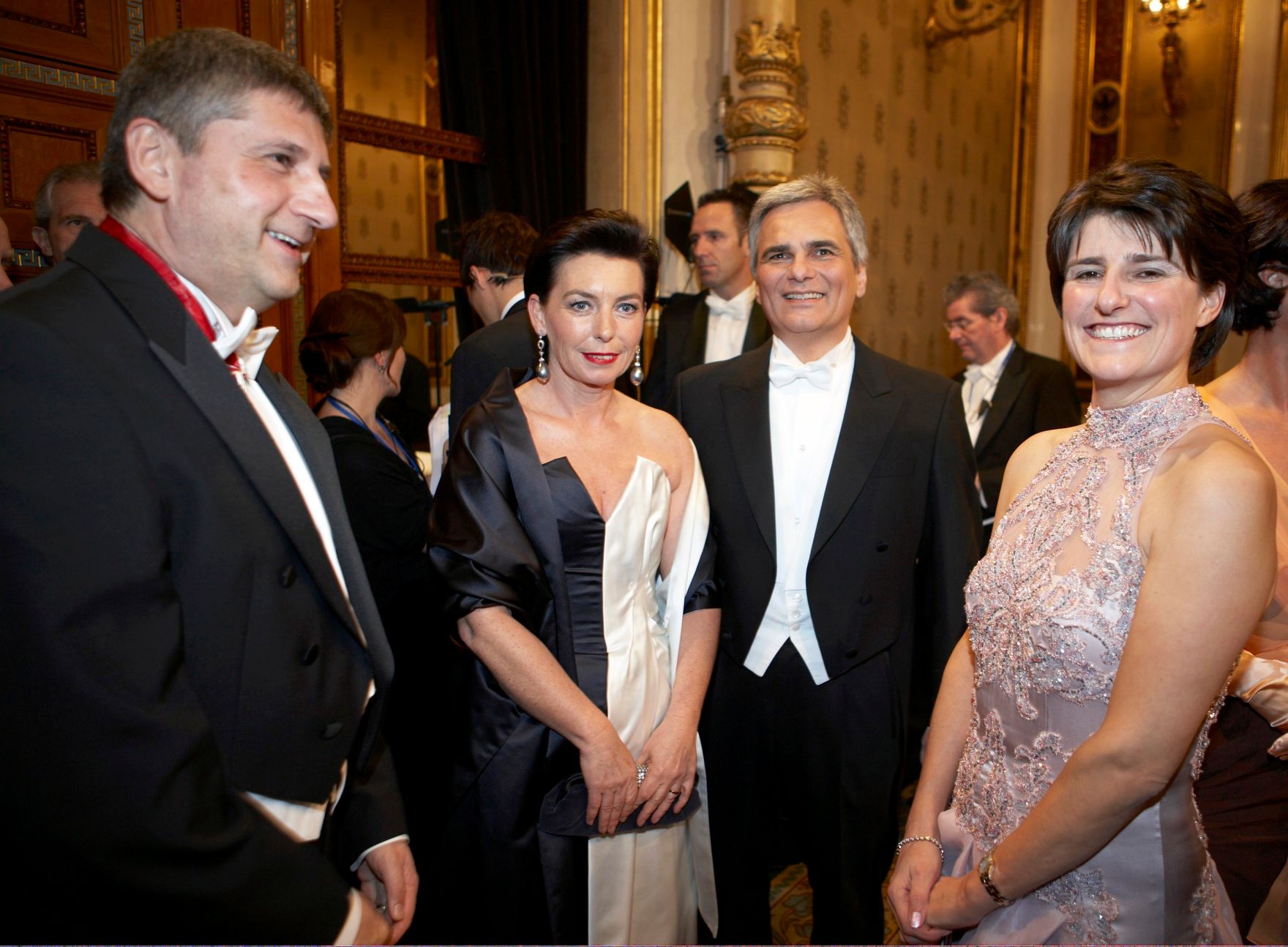 Bundeskanzler Werner Faymann mit Ehefrau Martina Ludwig-Faymann (m.) gemeinsam mit Au&szlig;enminister Michael Spindelegger (l.) mit Ehefrau Margit (r.) am Wiener Opernball 2009.