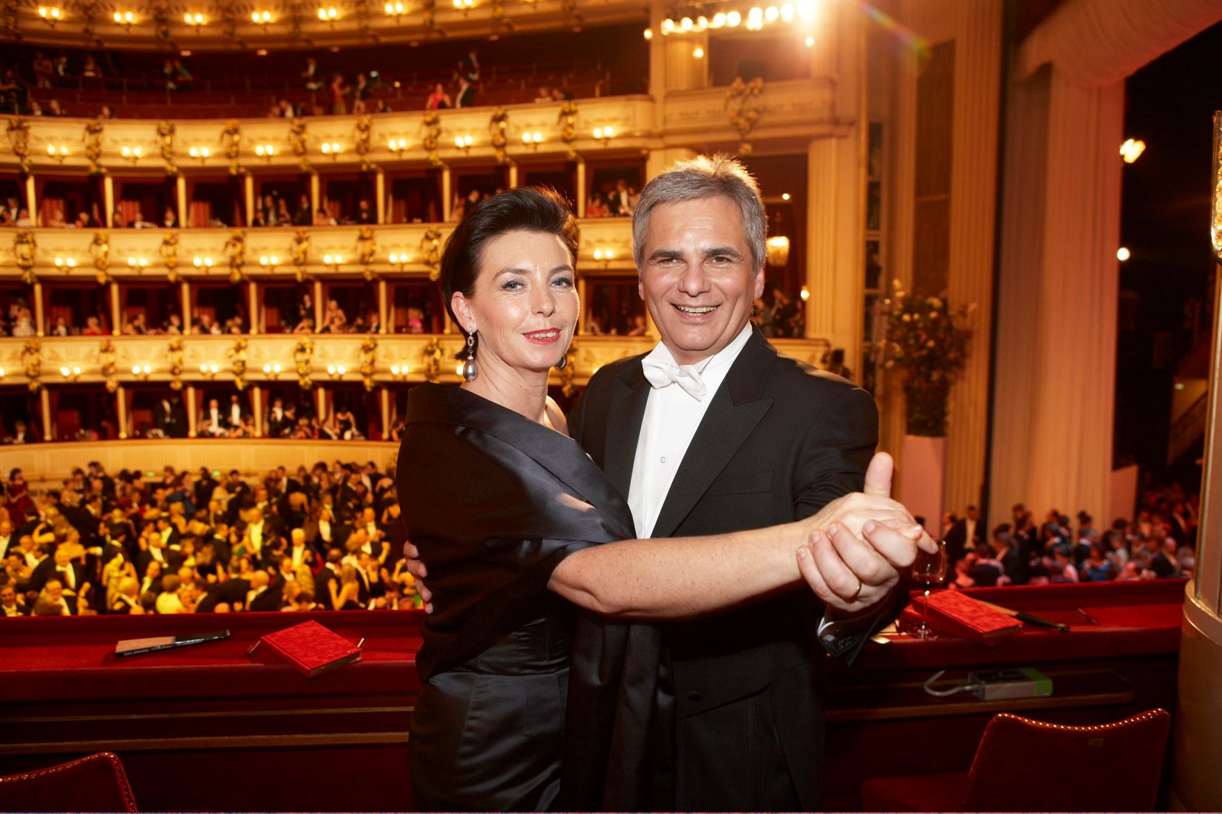 Bundeskanzler Werner Faymann gemeinsam mit dem seiner Ehefrau Martina Ludwig-Faymann am Wiener Opernball 2009.