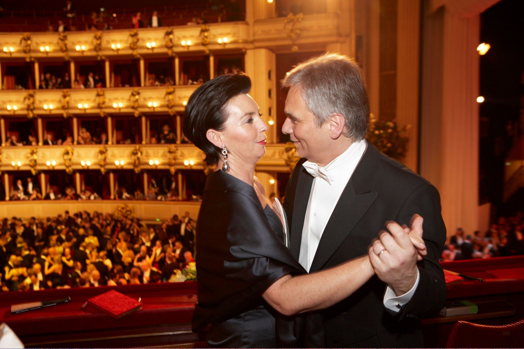 Bundeskanzler Werner Faymann gemeinsam mit dem seiner Ehefrau Martina Ludwig-Faymann am Wiener Opernball 2009.