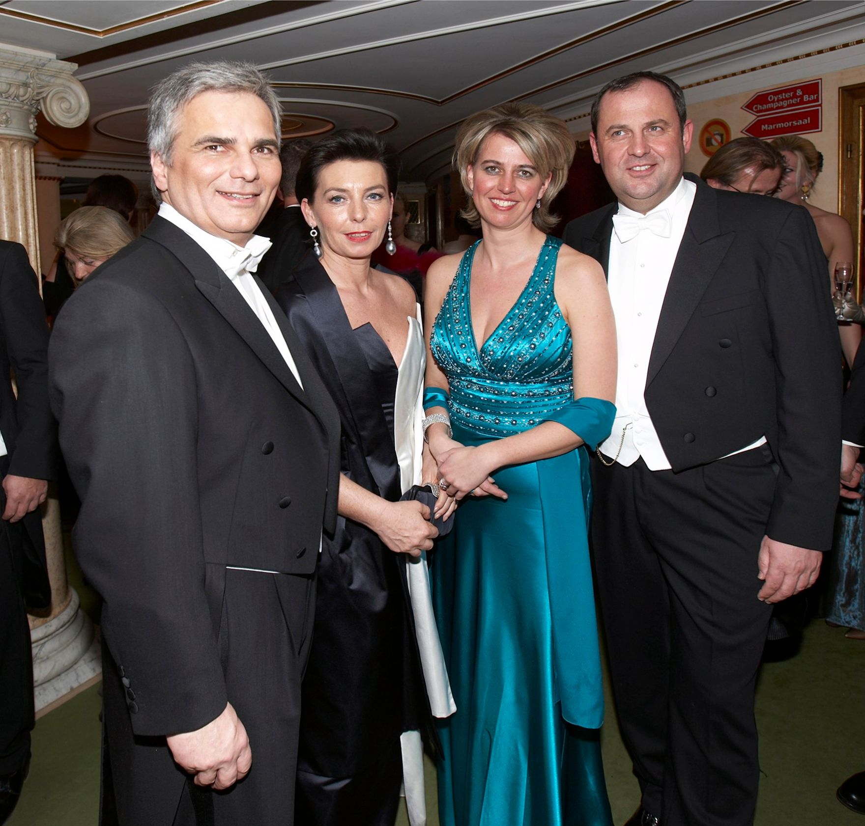 Bundeskanzler Werner Faymann mit Ehefrau Martina Ludwig-Faymann (l.) gemeinsam mit Finanzminister Josef Pr&ouml;ll mit Ehefrau Gabi (r.) am Wiener Opernball 2009.