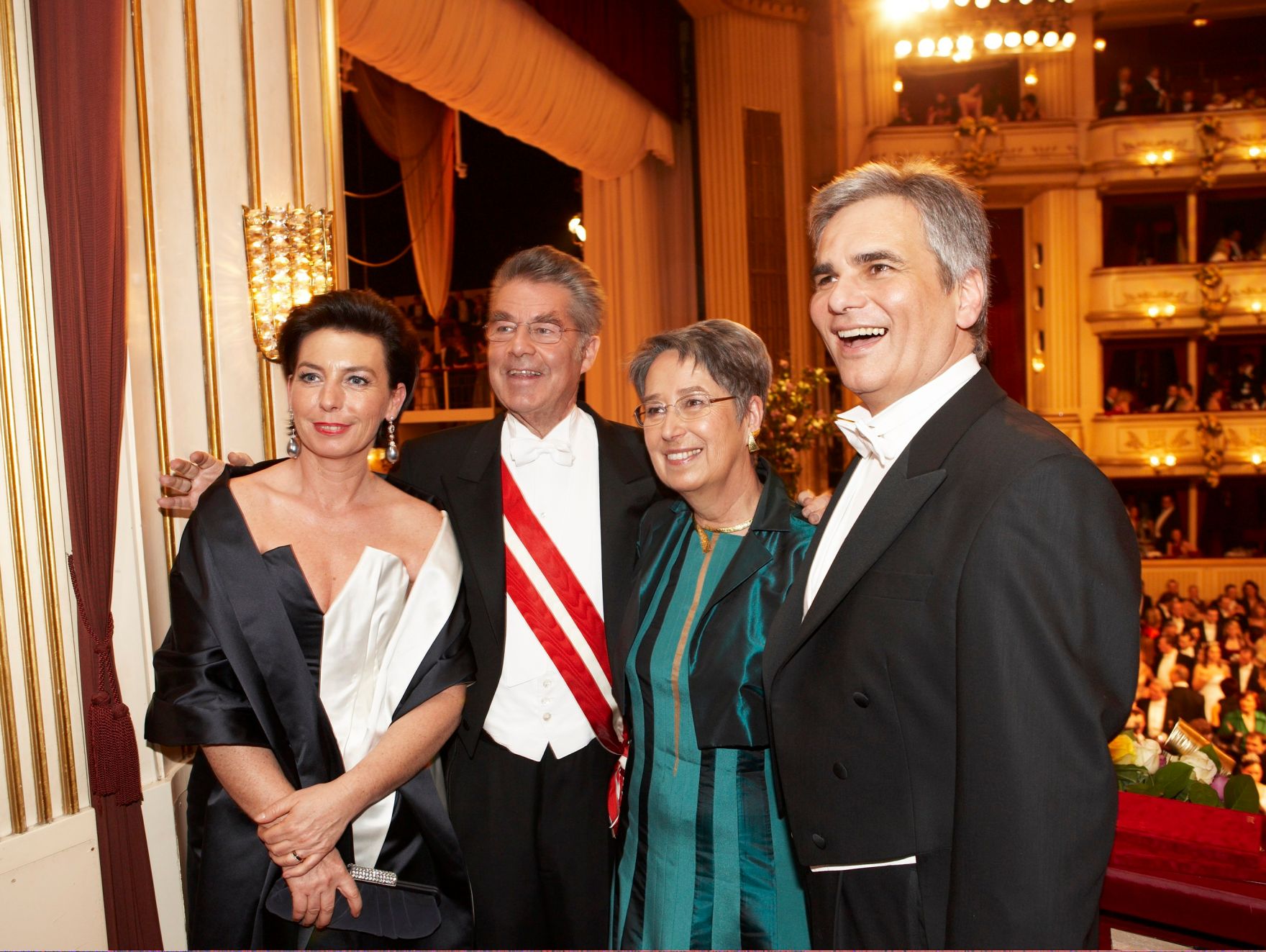 Bundespr&auml;sident Heinz Fischer mit Ehefrau Margit gemeinsam mit Bundeskanzler Werner Faymann (r.) mit Ehefrau Martina Ludwig-Faymann (l.) am Wiener Opernball 2009.