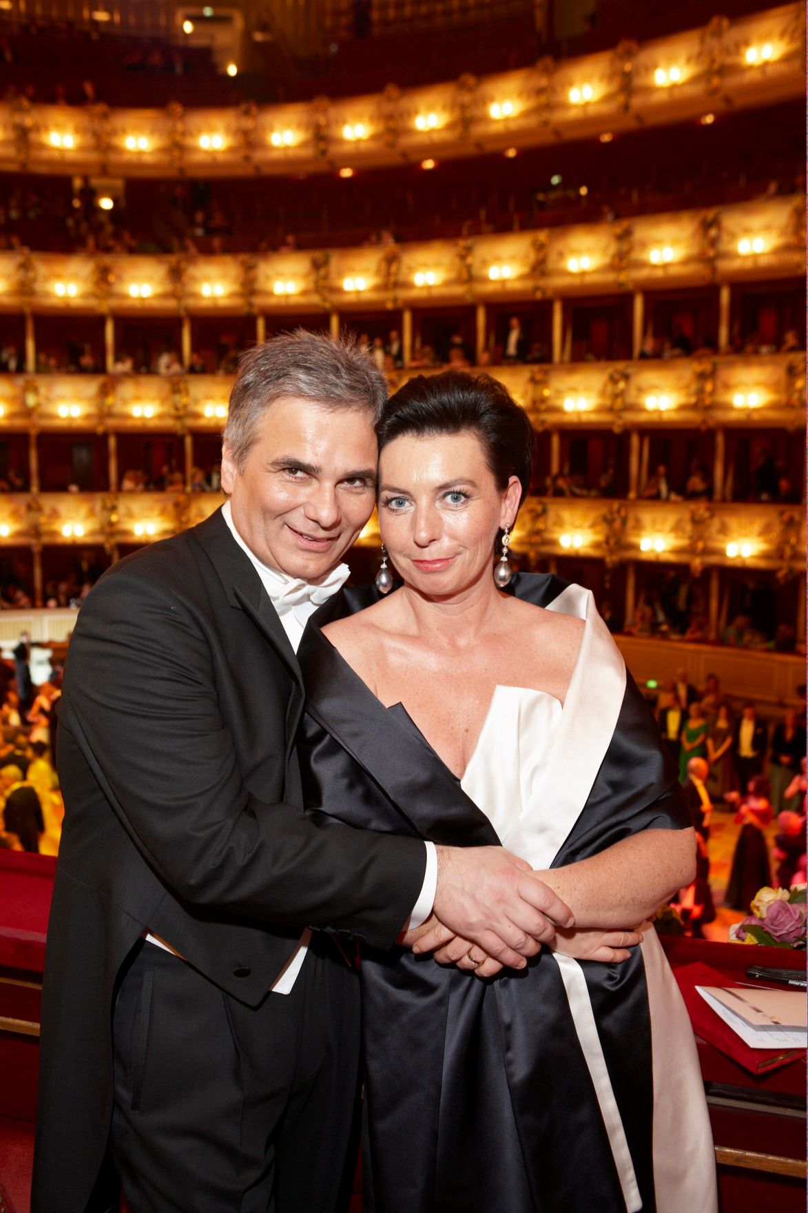 Bundeskanzler Werner Faymann gemeinsam mit dem seiner Ehefrau Martina Ludwig-Faymann am Wiener Opernball 2009.