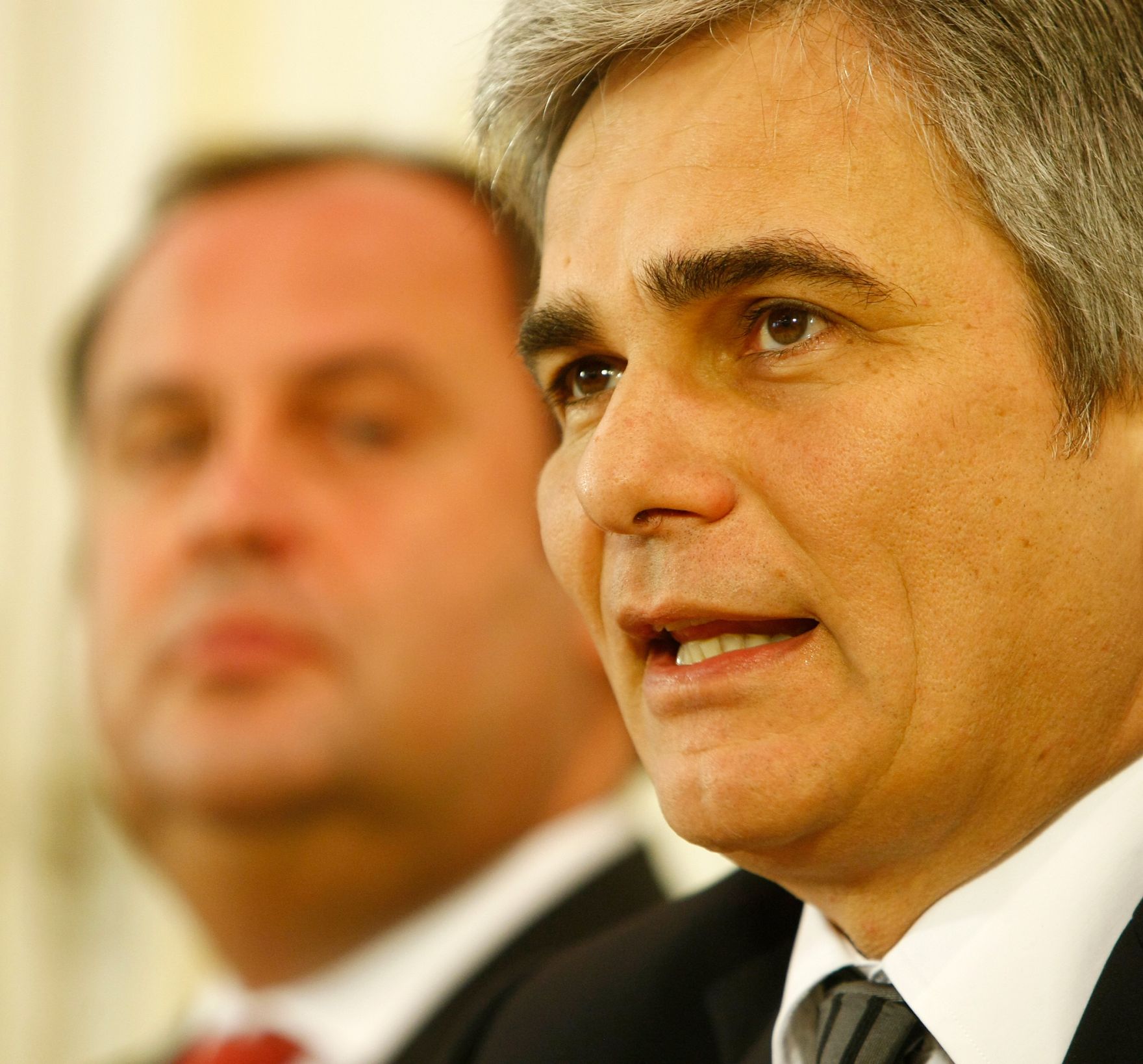 Bundeskanzler Werner Faymann (r.) und Finanzminister Josef Pr&ouml;ll (l.) beim Pressefoyer nach dem Ministerrat am 22. Dezember 2009 im Bundeskanzleramt.