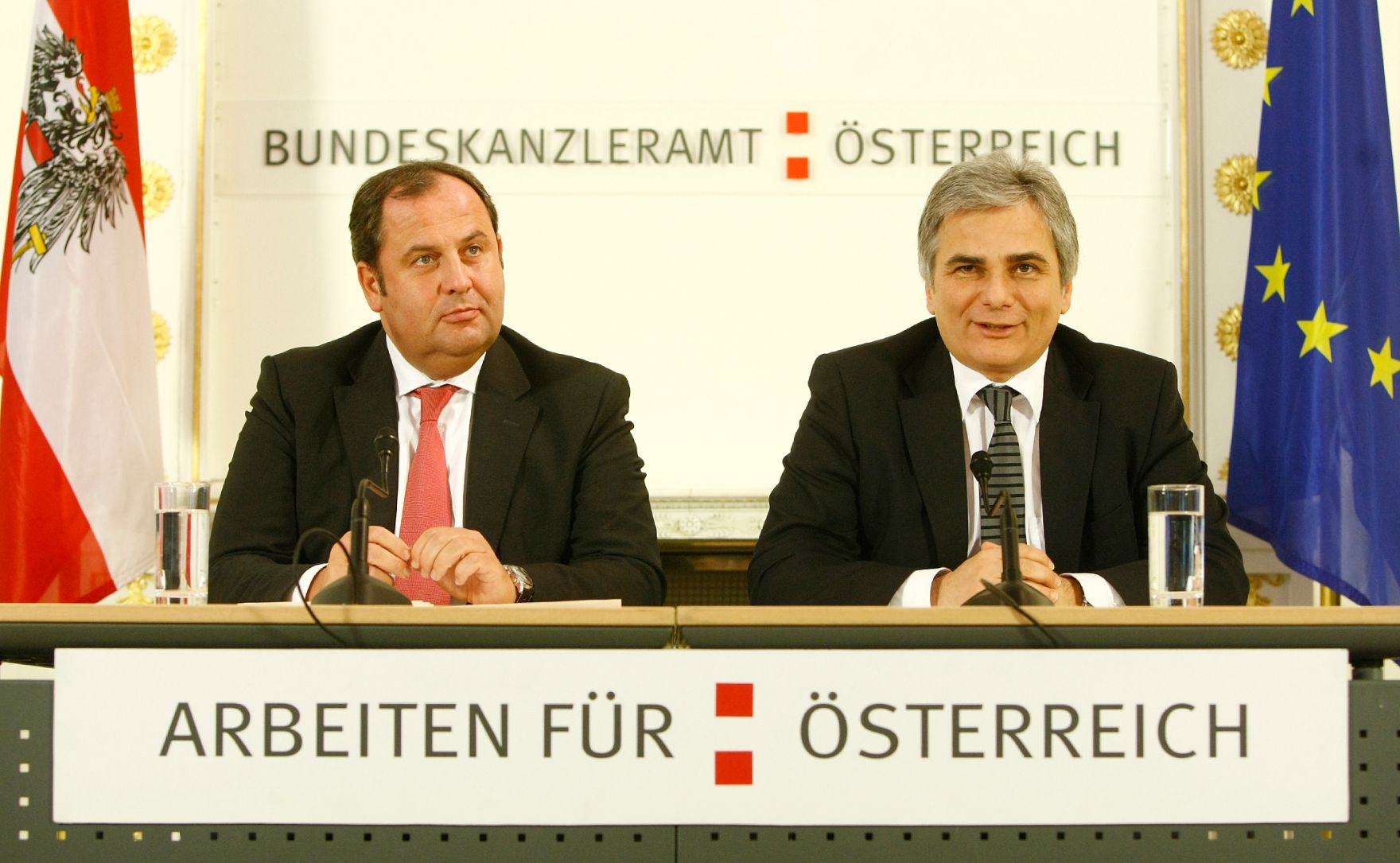 Bundeskanzler Werner Faymann (r.) und Finanzminister Josef Pr&ouml;ll (l.) beim Pressefoyer nach dem Ministerrat am 22. Dezember 2009 im Bundeskanzleramt.