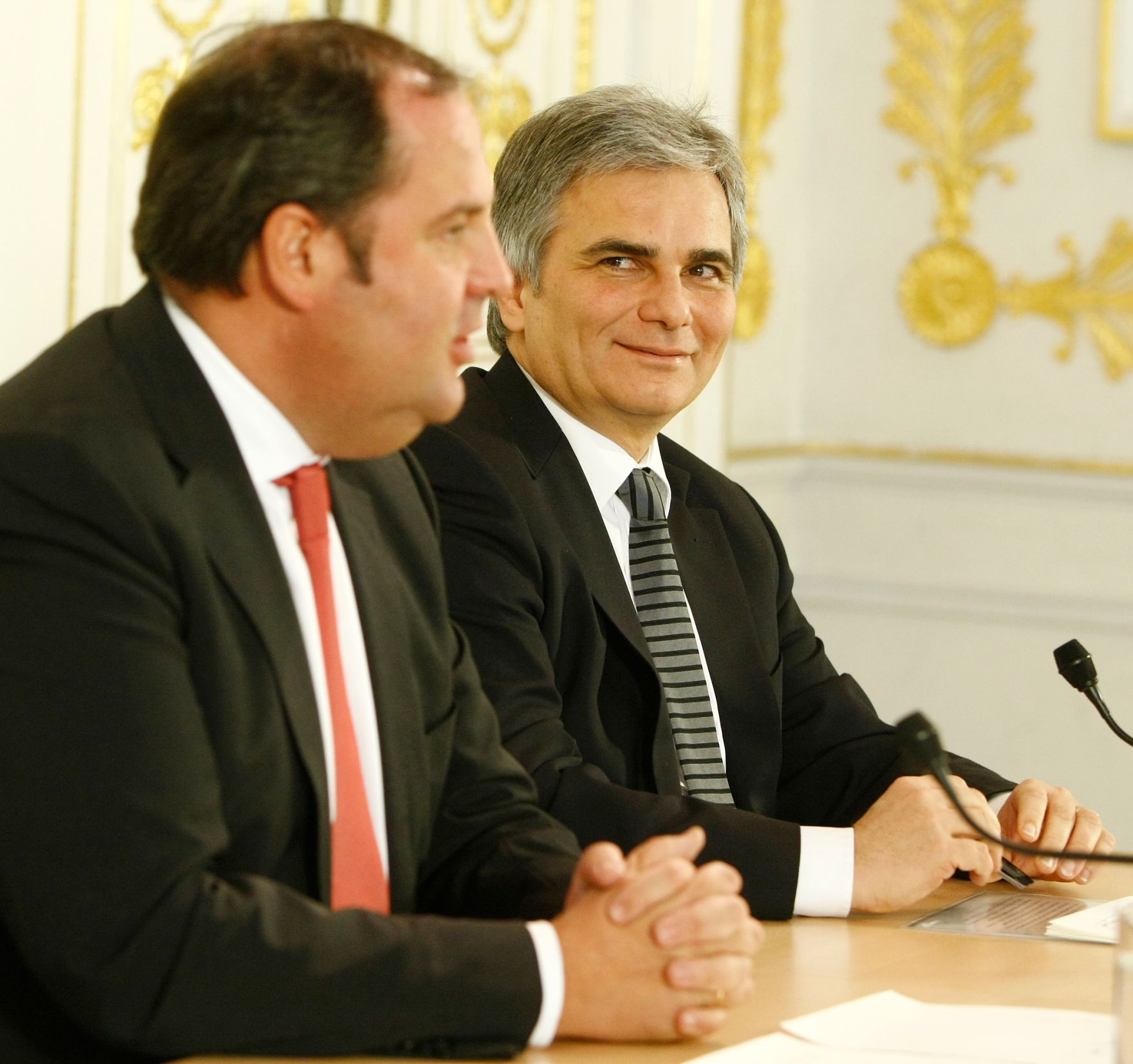 Bundeskanzler Werner Faymann (r.) und Finanzminister Josef Pr&ouml;ll (l.) beim Pressefoyer nach dem Ministerrat am 22. Dezember 2009 im Bundeskanzleramt.