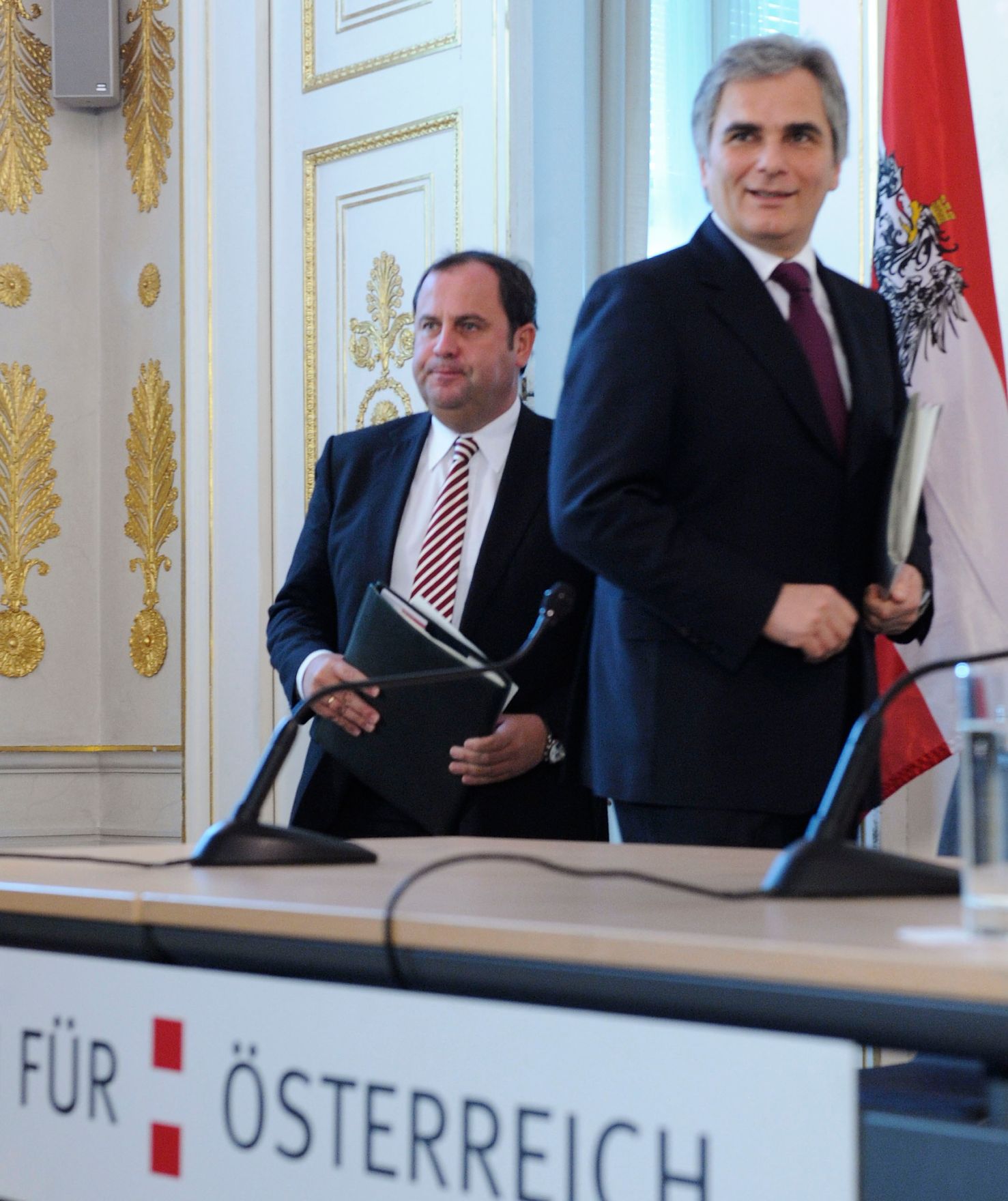 Bundeskanzler Werner Faymann (r.) und Finanzminister Josef Pr&ouml;ll (l.) beim Pressefoyer nach dem Ministerrat am 15. Dezember 2009.