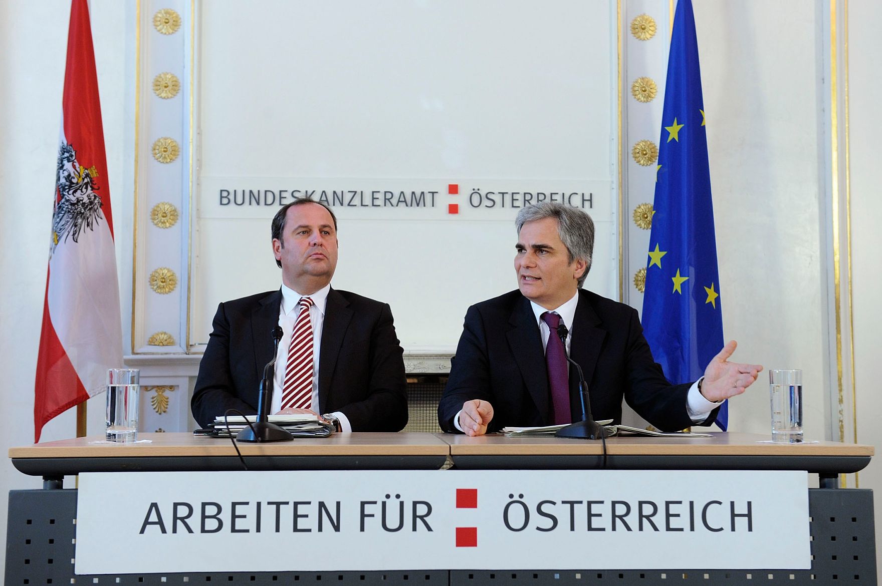 Bundeskanzler Werner Faymann (r.) und Finanzminister Josef Pr&ouml;ll (l.) beim Pressefoyer nach dem Ministerrat am 15. Dezember 2009.