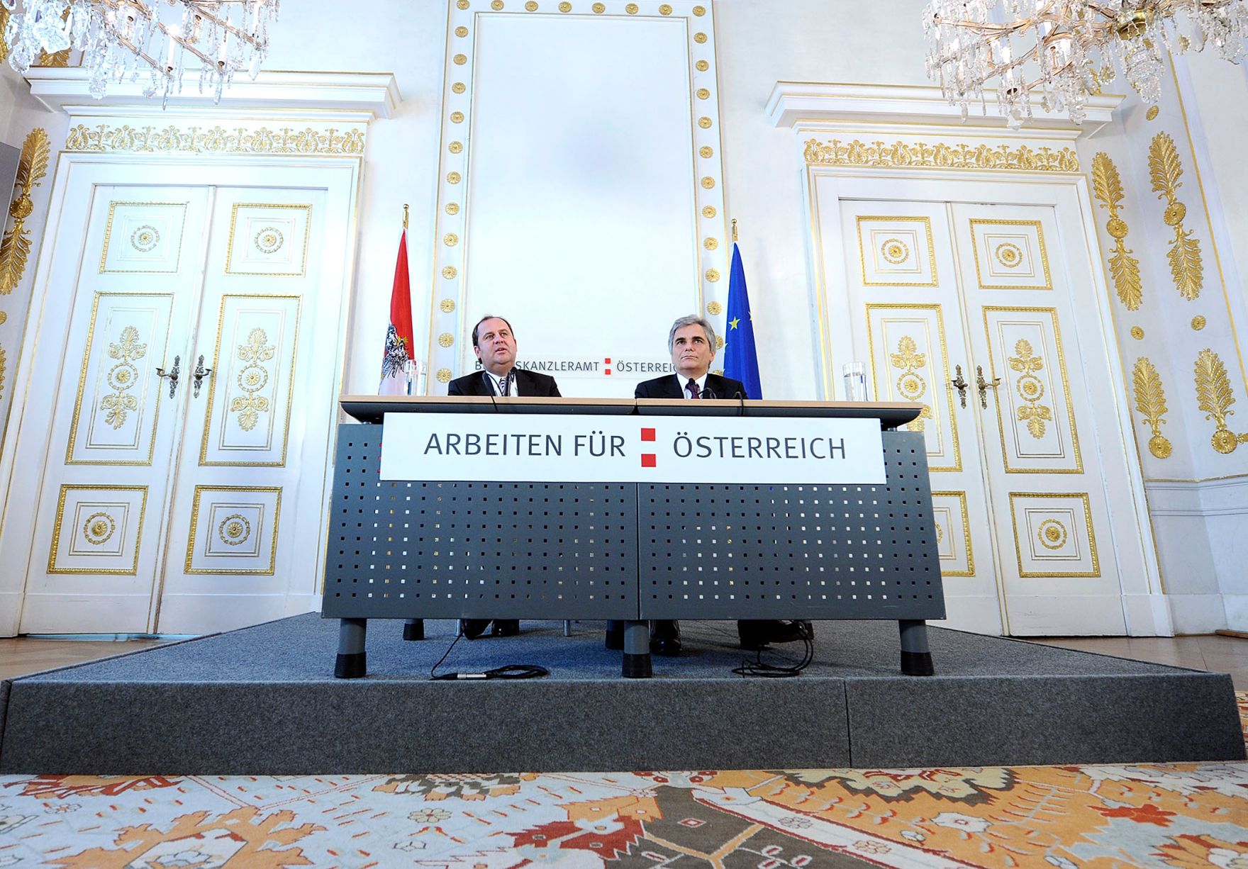 Bundeskanzler Werner Faymann (r.) und Finanzminister Josef Pr&ouml;ll (l.) beim Pressefoyer nach dem Ministerrat am 15. Dezember 2009.