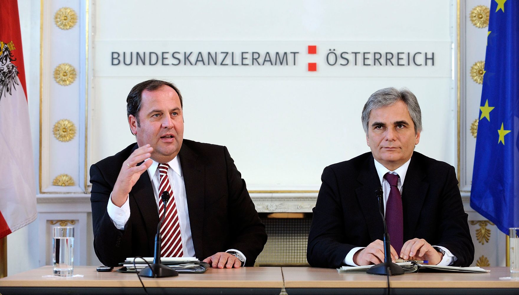 Bundeskanzler Werner Faymann (r.) und Finanzminister Josef Pr&ouml;ll (l.) beim Pressefoyer nach dem Ministerrat am 15. Dezember 2009.