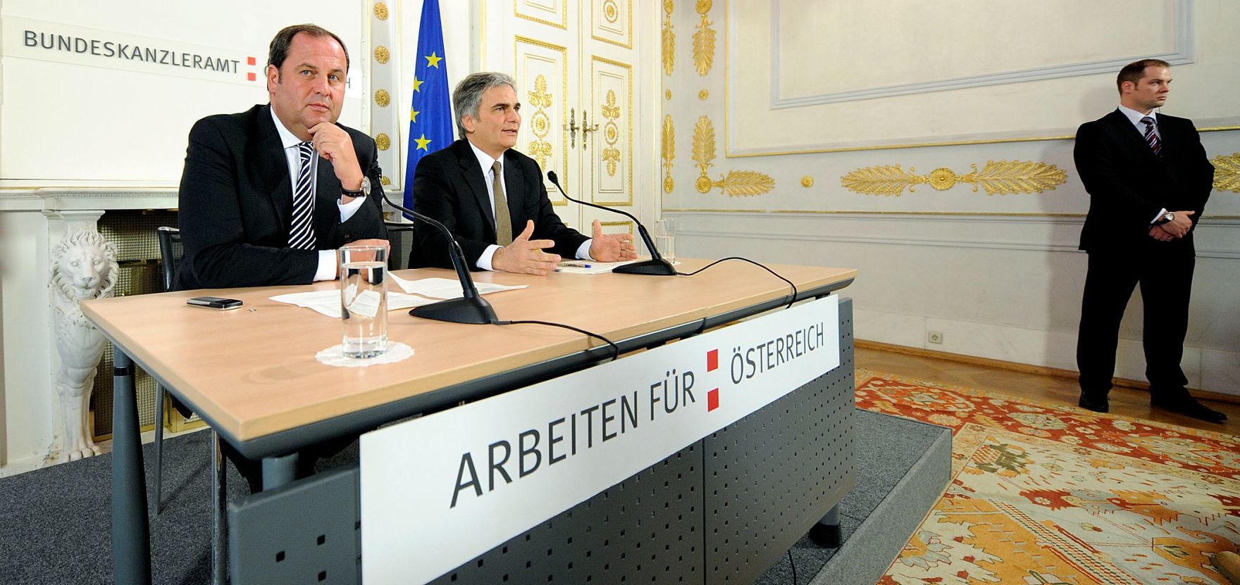 Bundeskanzler Werner Faymann (r.) und Finanzminister Josef Pr&ouml;ll (l.) beim Pressefoyer nach dem Ministerrat am 9.12.2009 im Bundeskanzleramt.