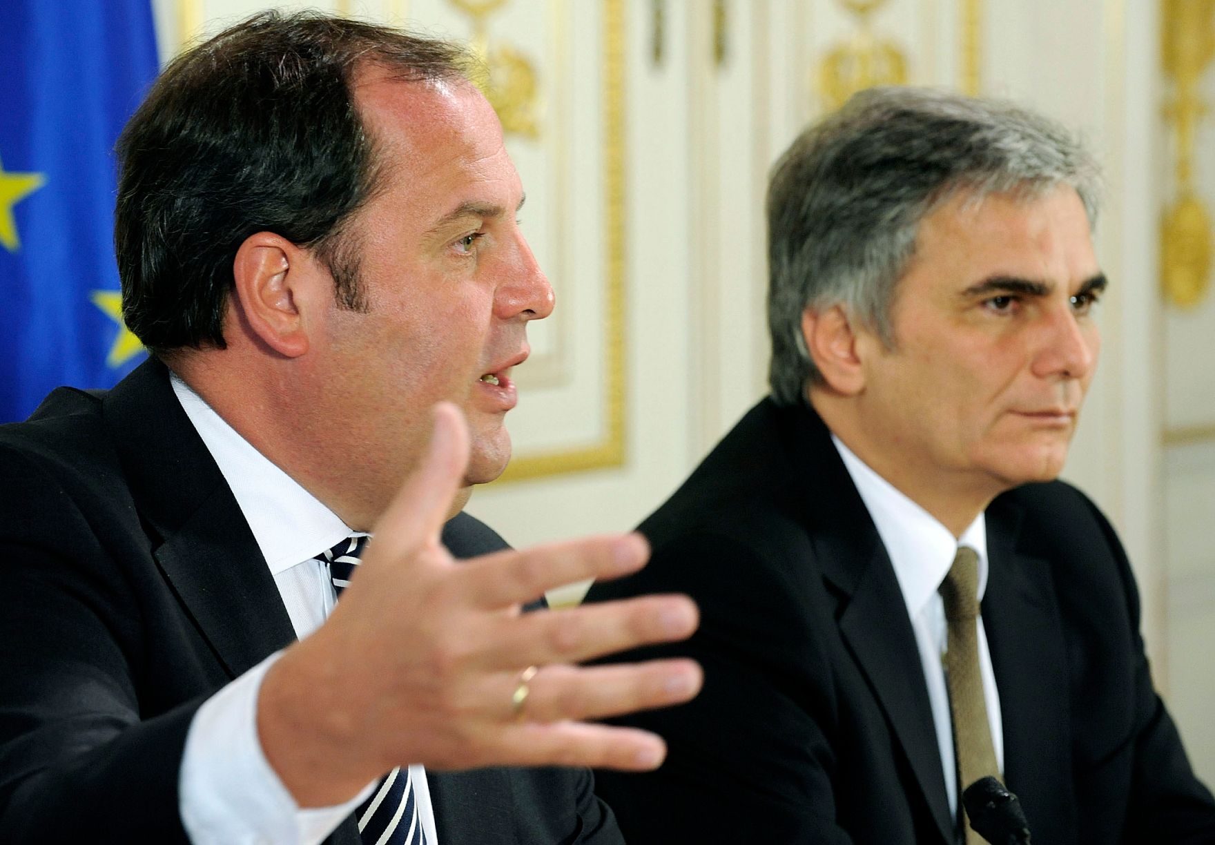 Bundeskanzler Werner Faymann (r.) und Finanzminister Josef Pr&ouml;ll (l.) beim Pressefoyer nach dem Ministerrat am 9.12.2009 im Bundeskanzleramt.