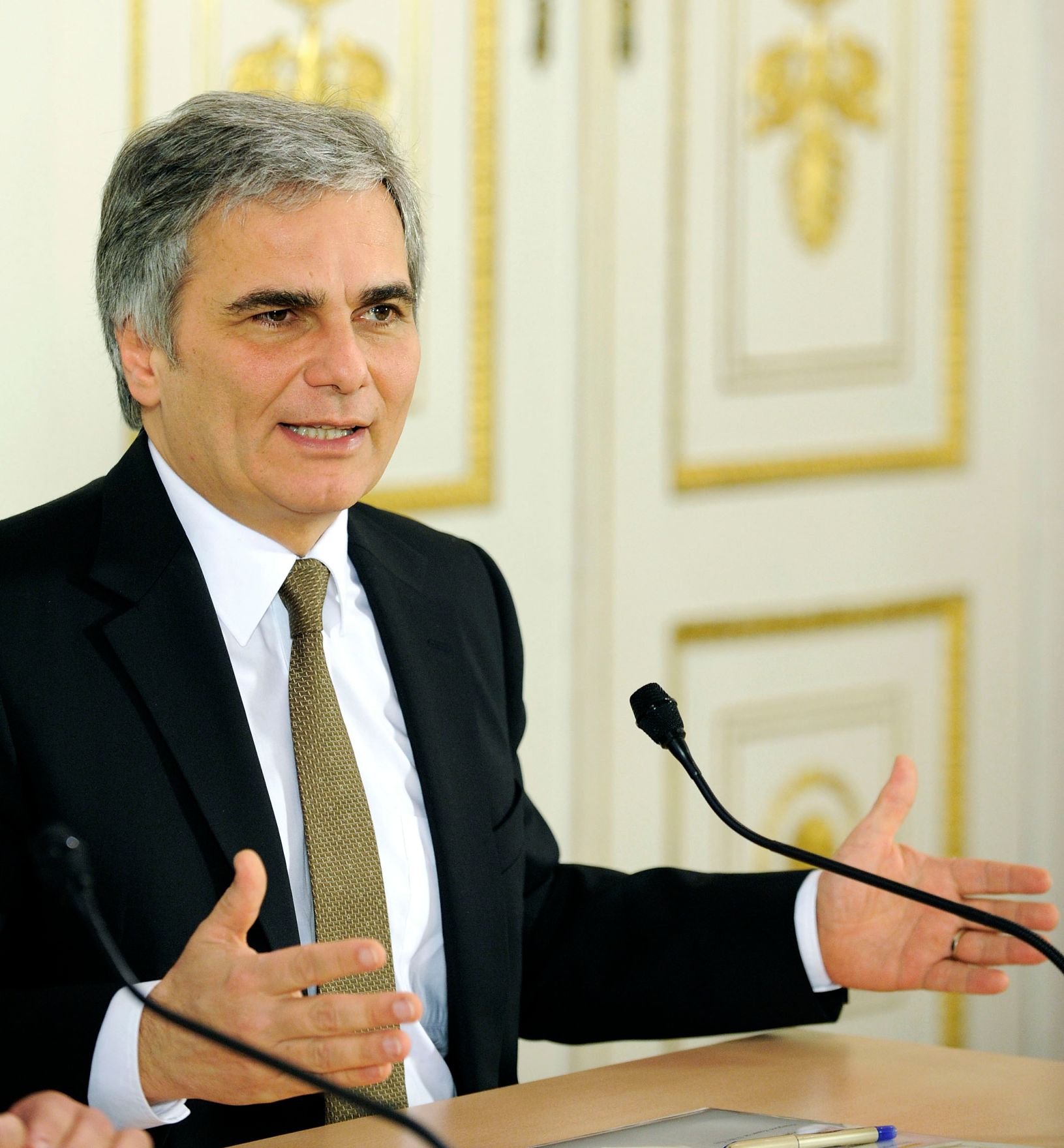 Bundeskanzler Werner Faymann beim Pressefoyer nach dem Ministerrat am 9.12.2009 im Bundeskanzleramt.
