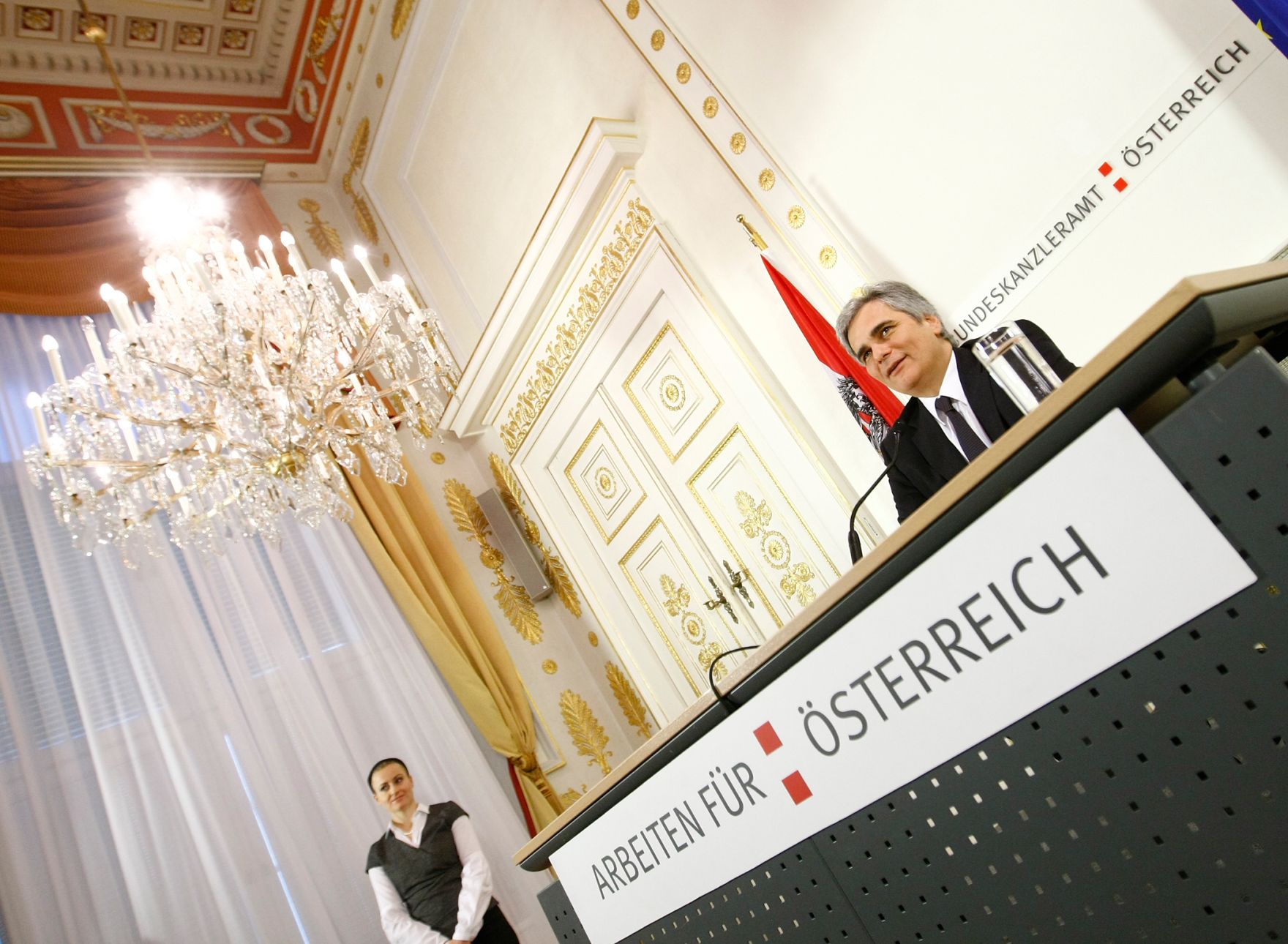 Bundeskanzler Werner Faymann beim Pressefoyer nach dem Ministerrat am 1. Dezember 2009 im Bundeskanzleramt.