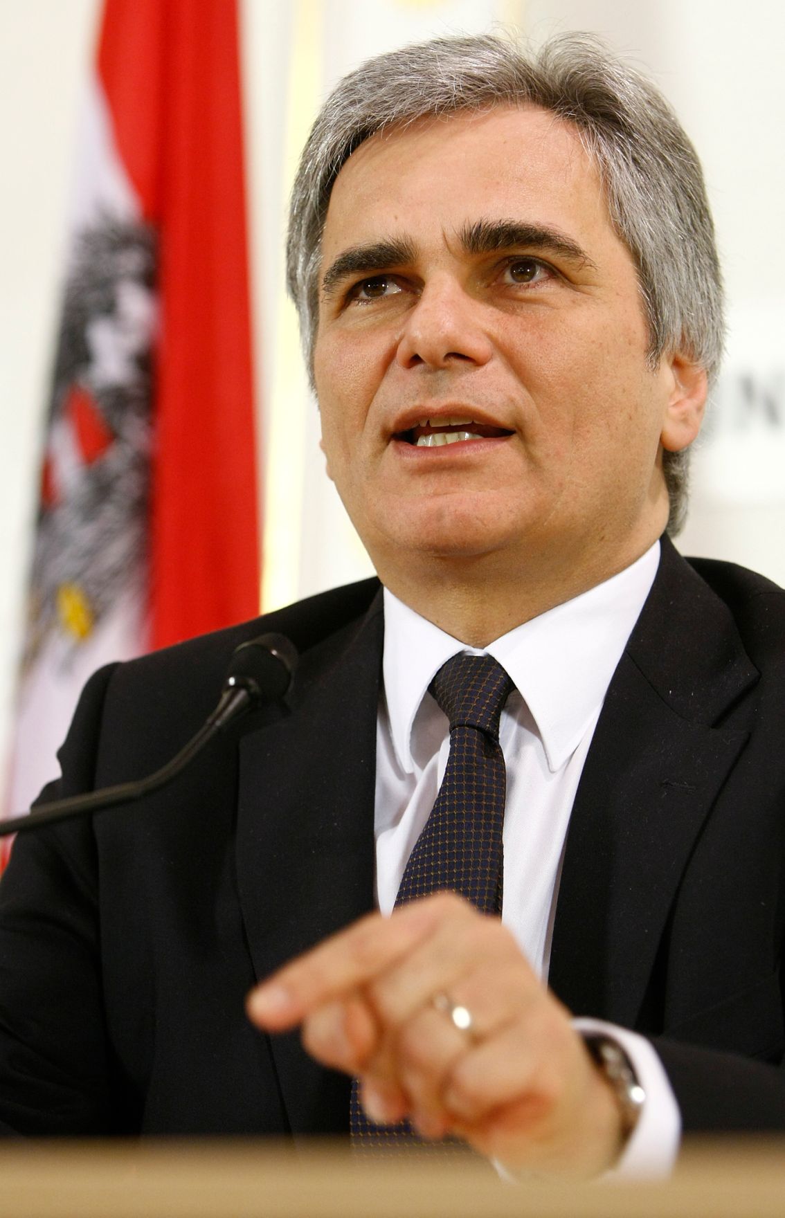 Bundeskanzler Werner Faymann beim Pressefoyer nach dem Ministerrat am 1. Dezember 2009 im Bundeskanzleramt.