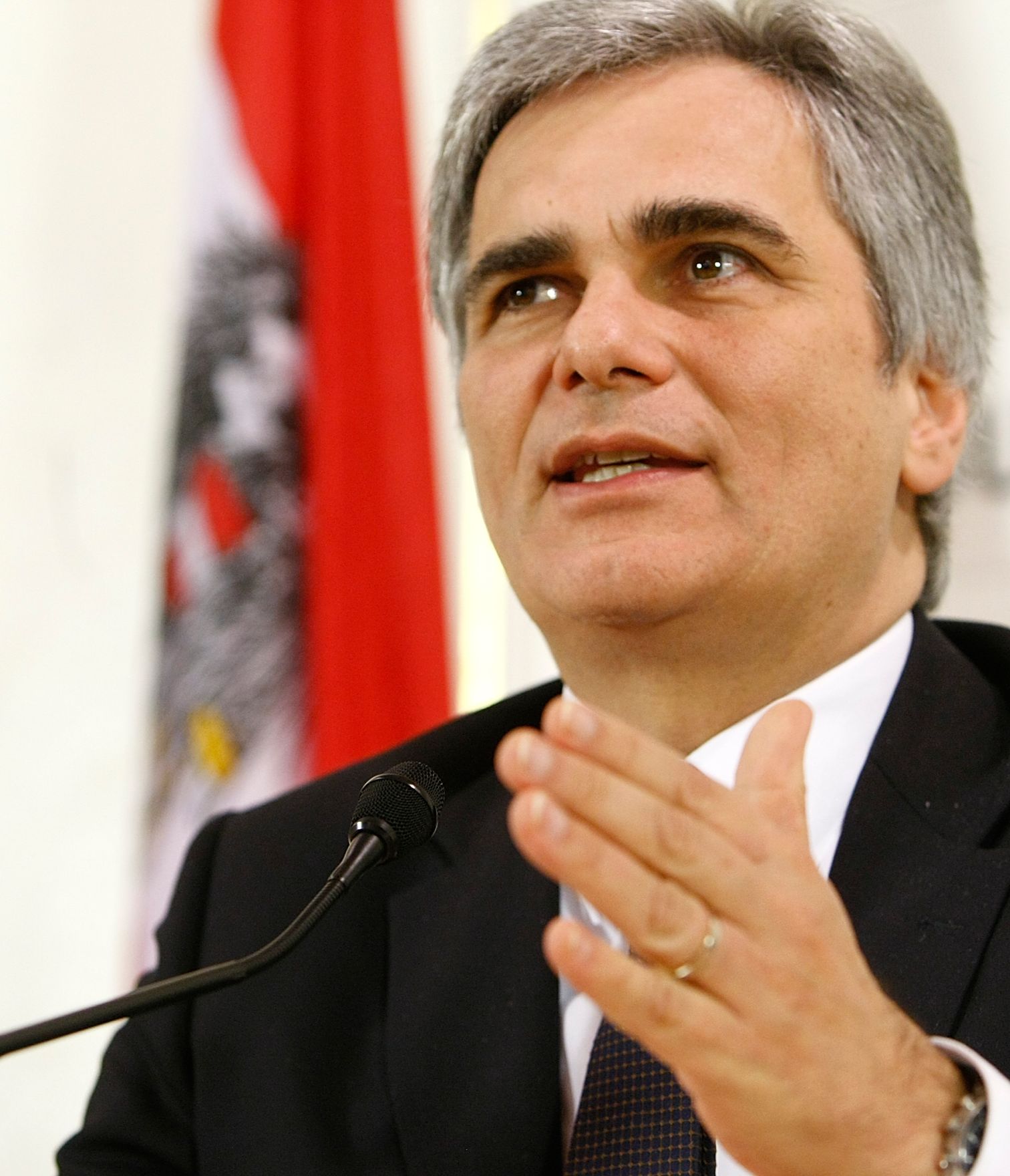 Bundeskanzler Werner Faymann beim Pressefoyer nach dem Ministerrat am 1. Dezember 2009 im Bundeskanzleramt.
