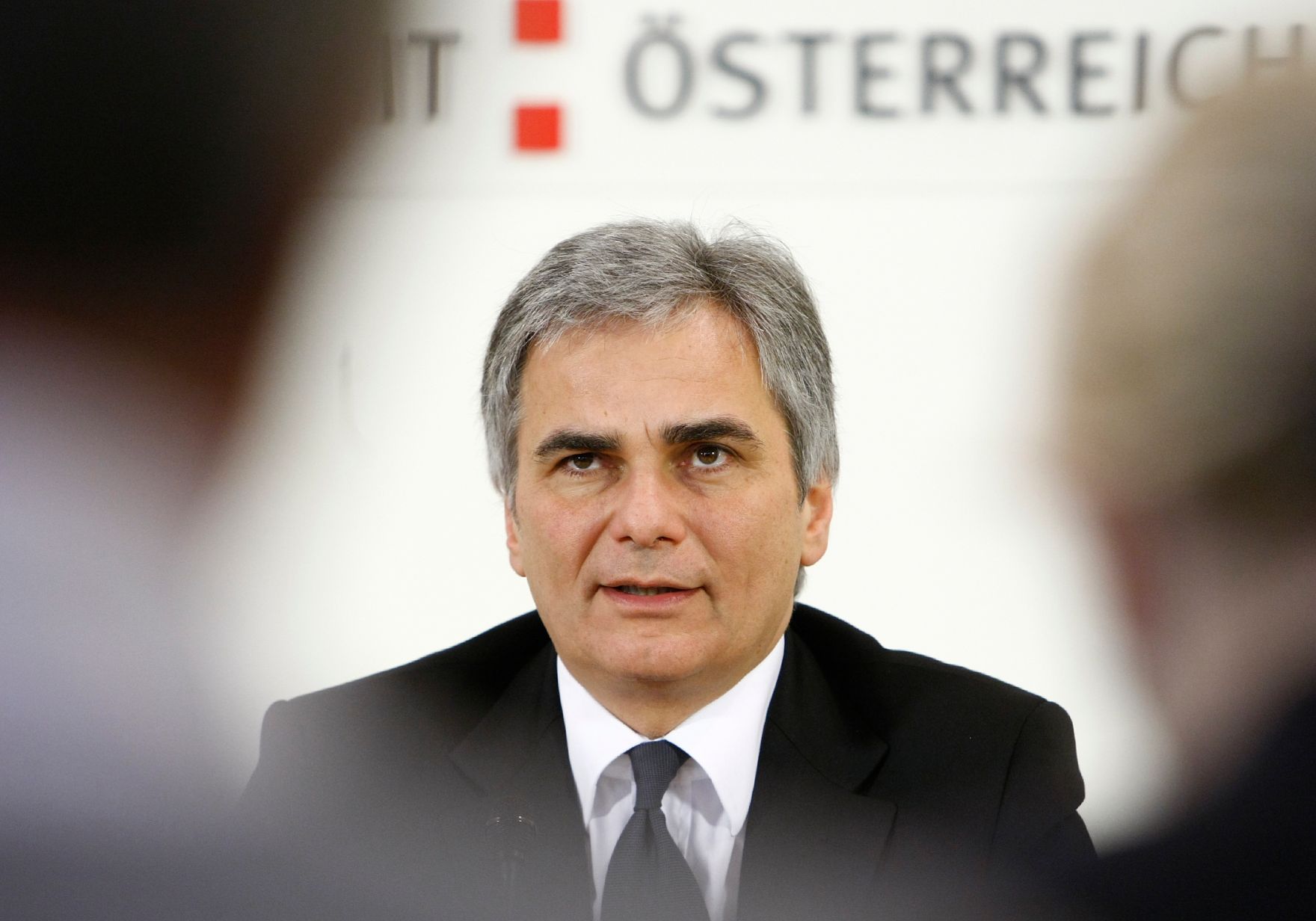 Bundeskanzler Werner Faymann beim Pressefoyer nach dem Ministerrat am 24. November 2009 im Bundeskanzleramt.