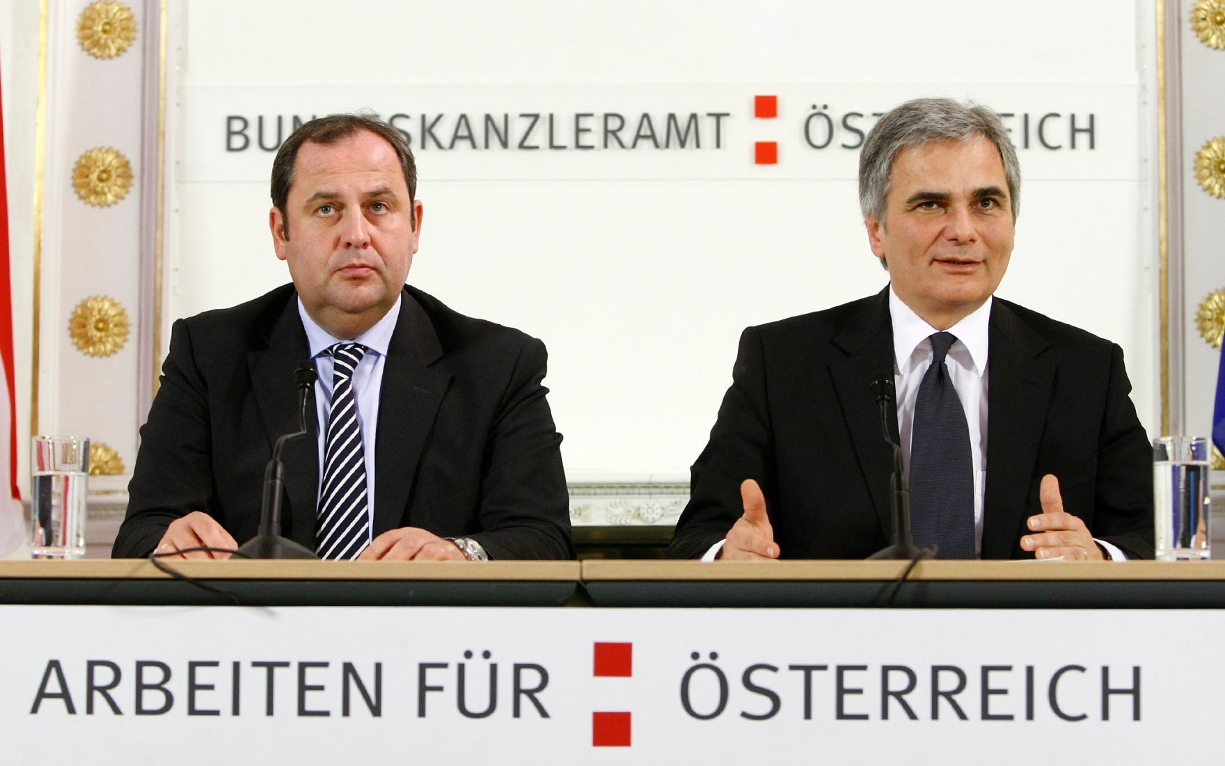 Bundeskanzler Werner Faymann (r.) und Finanzminister Josef Pr&ouml;ll (l.) beim Pressefoyer nach dem Ministerrat am 24. November 2009 im Bundeskanzleramt.