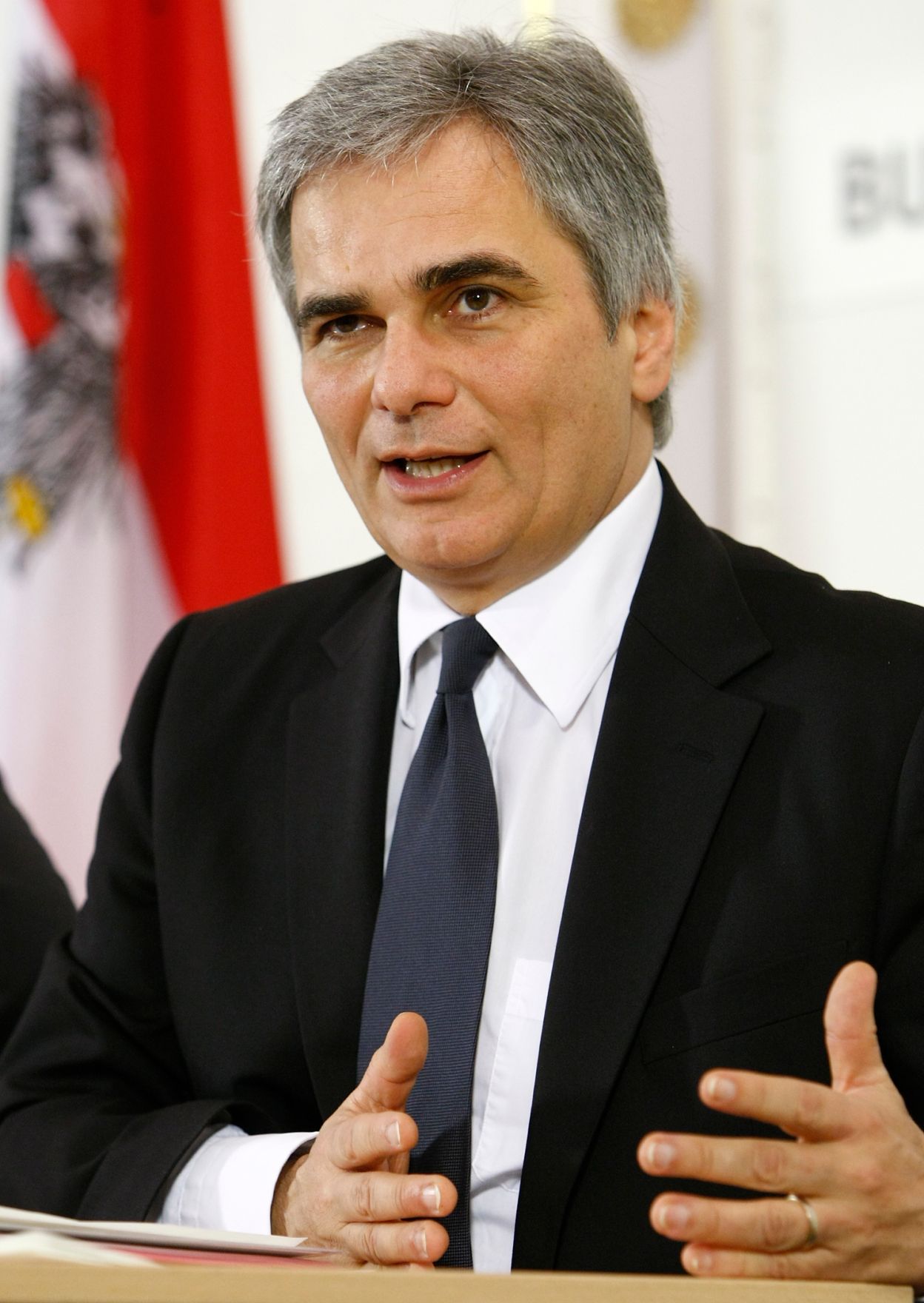 Bundeskanzler Werner Faymann beim Pressefoyer nach dem Ministerrat am 24. November 2009 im Bundeskanzleramt.
