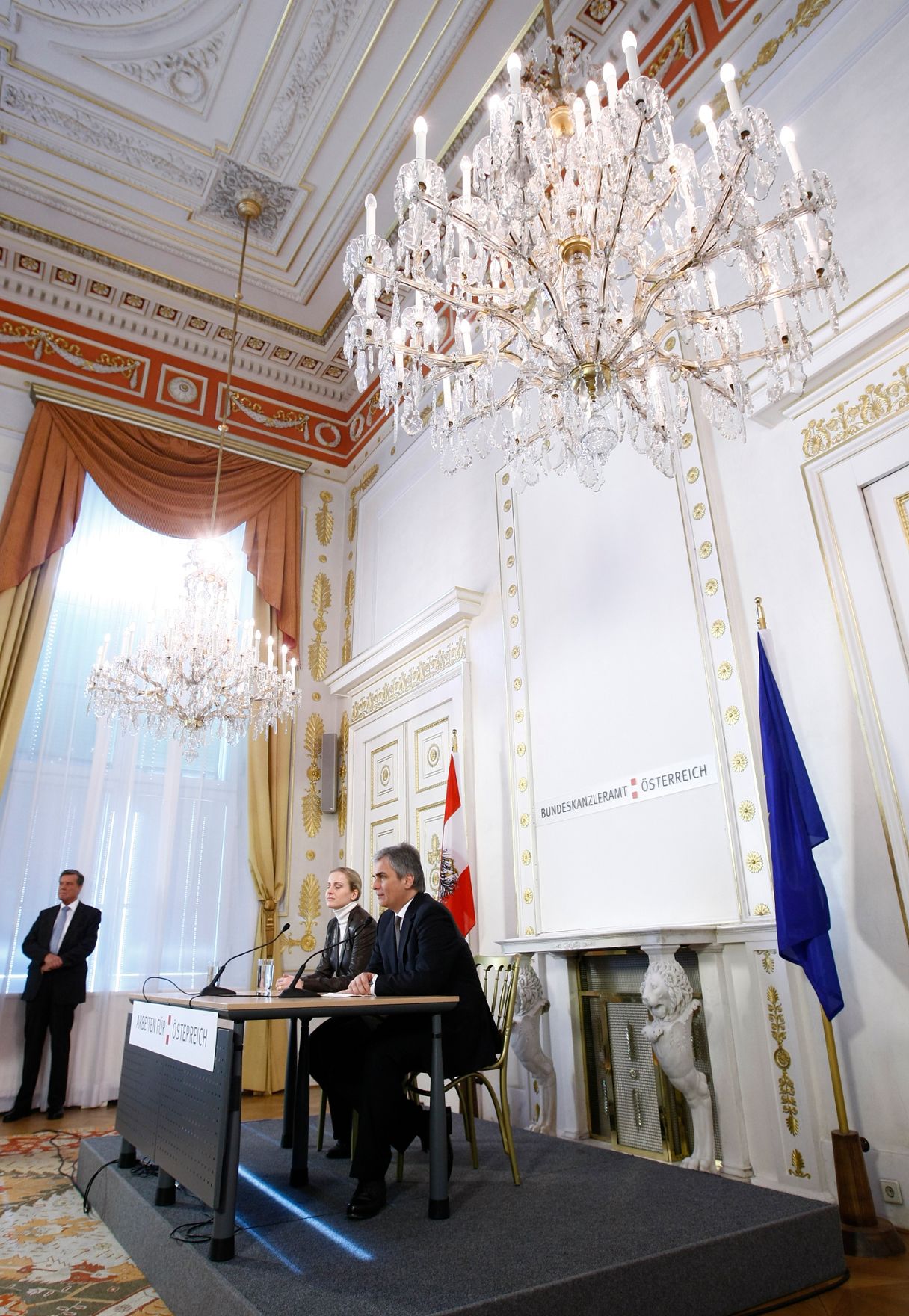 Bundeskanzler Werner Faymann beim Pressefoyer nach dem Ministerrat am 20. J&auml;nner 2009 im Bundeskanzleramt. Im Bild mit Pressesprecherin Angelika Feigl.