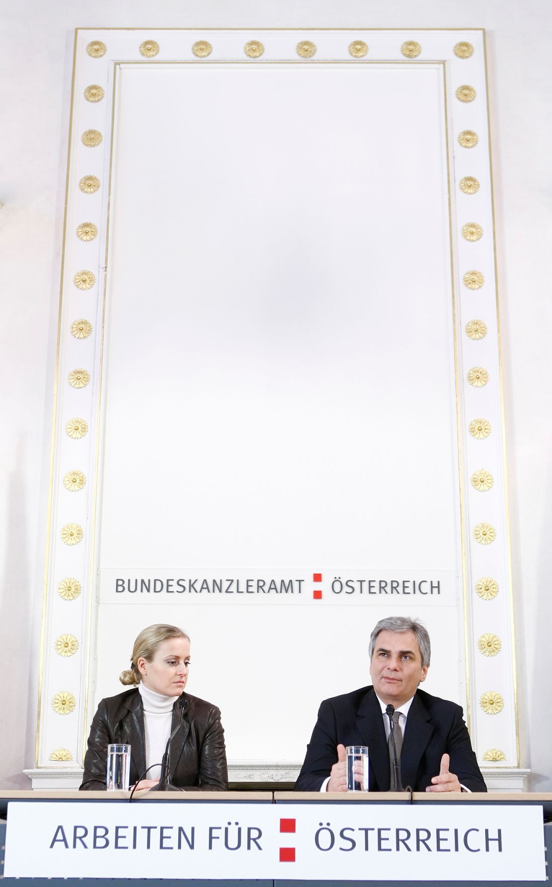 Bundeskanzler Werner Faymann beim Pressefoyer nach dem Ministerrat am 20. J&auml;nner 2009 im Bundeskanzleramt. Im Bild mit Pressesprecherin Angelika Feigl.
