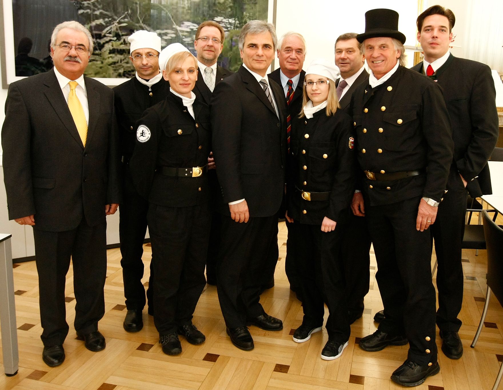 Am 21. Dezember 2009 empfing Bundeskanzler Werner Faymann (M) Mitglieder des Rauchfangkehrer-Verbandes sowie eine Delegation von Rauchfangkehrerinnen und Rauchfangkehrern aus Salzburg im Bundeskanzleramt.