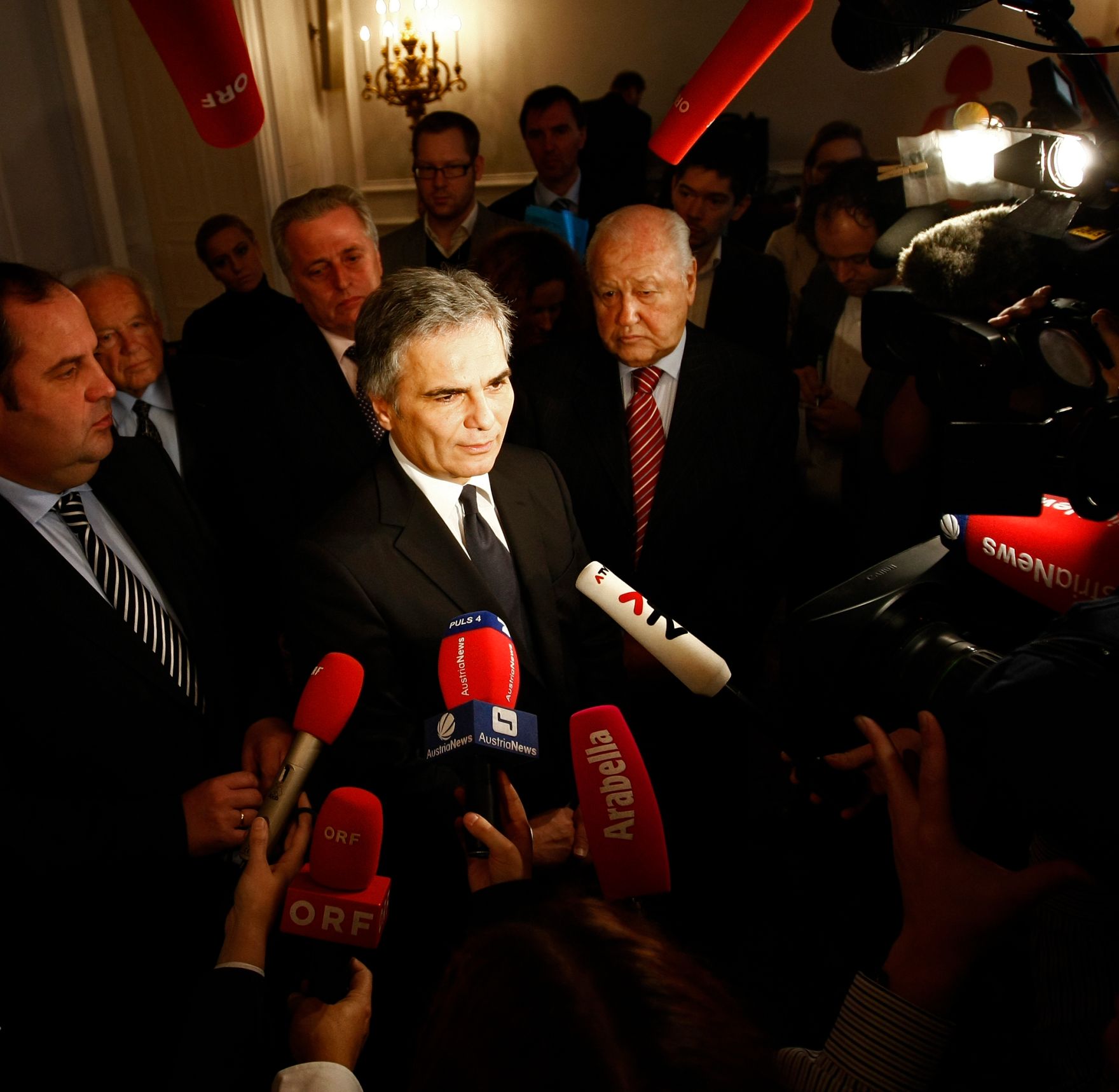 Vor dem Ministerrat am 24. November 2009 gab Bundeskanzler Werner Faymann (M) gemeinsam mit Finanzminister Josef Pr&ouml;ll (L) ein Statement zum Thema Pensionsanpassung ab.