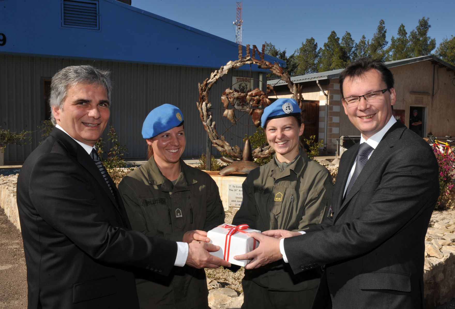 Mittwoch, den 23. Dezember 2009 besuchten &Ouml;sterreichs Bundeskanzler Werner Faymann und Verteidigungsminister Norbert Darabos die &ouml;sterreichischen UNO-Truppen am Golan, Syrien aus Anlass des bevorstehenden Weihnachtsfestes. Im Bild (v.L.n.R.) Bundeskanzler Faymann, die Geschwister Sabrina und Tanja Grillitsch, BM Darabos mit Mozart CD's als Weihnachtsgeschenk.