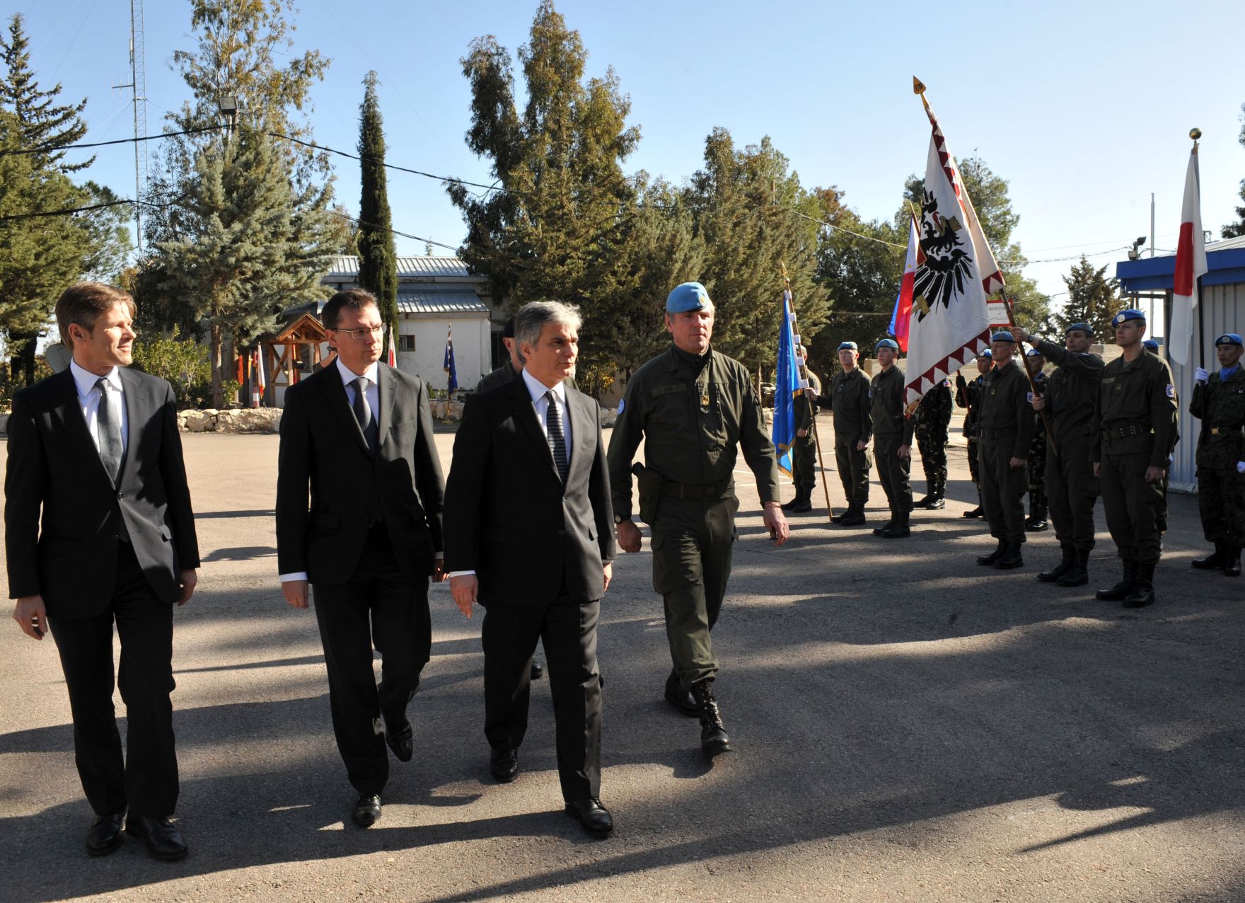 Mittwoch, den 23. Dezember 2009 besuchten &Ouml;sterreichs Bundeskanzler Werner Faymann und Verteidigungsminister Norbert Darabos die &ouml;sterreichischen UNO-Truppen am Golan, Syrien aus Anlass des bevorstehenden Weihnachtsfestes.