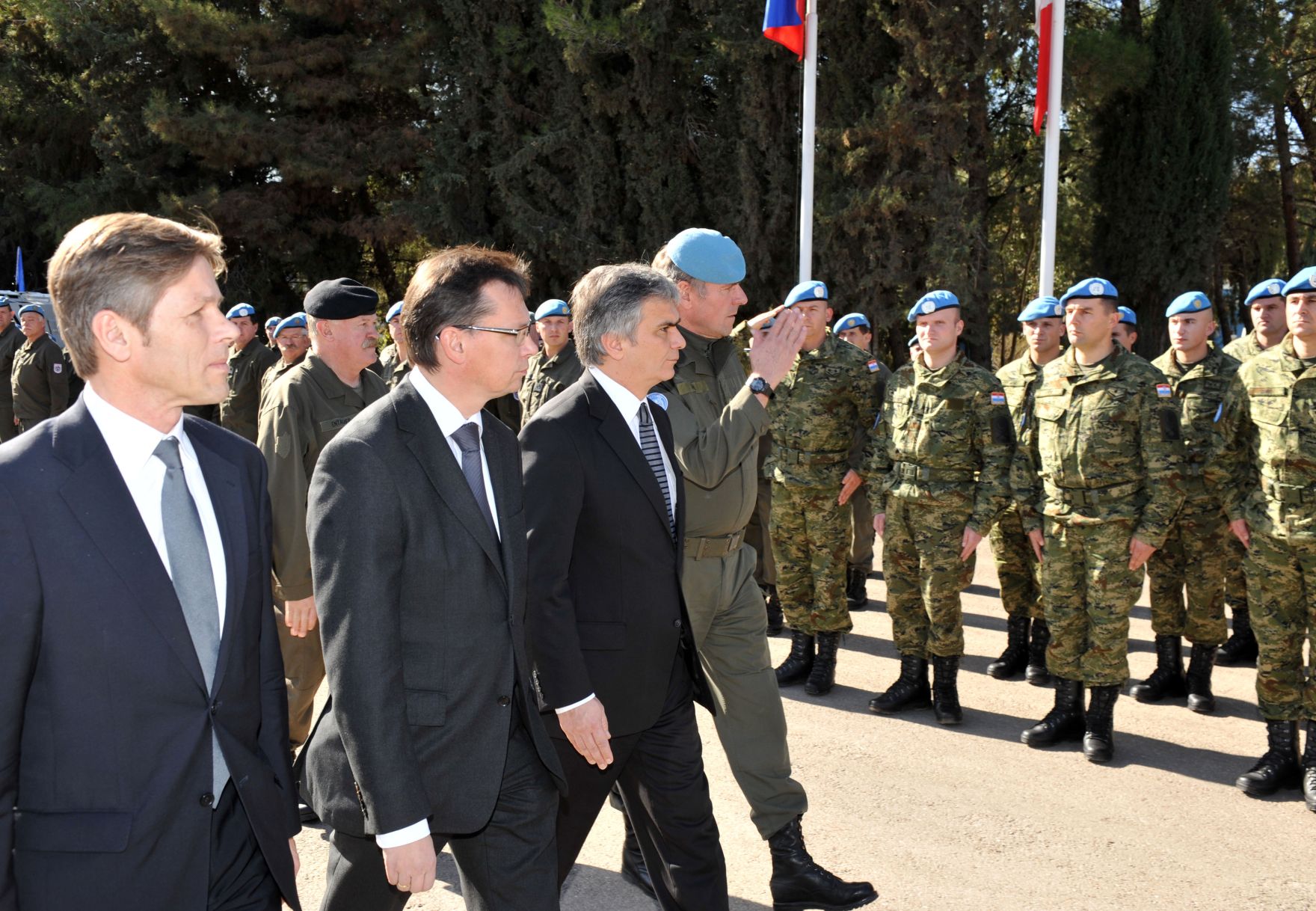 Mittwoch, den 23. Dezember 2009 besuchten &Ouml;sterreichs Bundeskanzler Werner Faymann und Verteidigungsminister Norbert Darabos die &ouml;sterreichischen UNO-Truppen am Golan, Syrien aus Anlass des bevorstehenden Weihnachtsfestes.