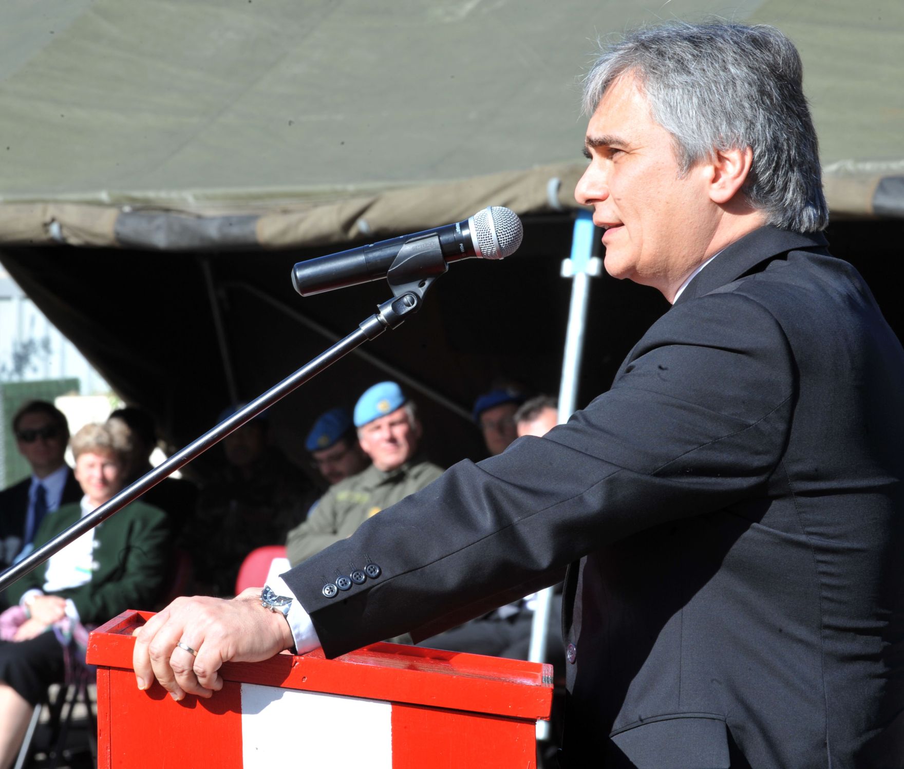 Mittwoch, den 23. Dezember 2009 besuchten &Ouml;sterreichs Bundeskanzler Werner Faymann und Verteidigungsminister Norbert Darabos die &ouml;sterreichischen UNO-Truppen am Golan, Syrien aus Anlass des bevorstehenden Weihnachtsfestes.