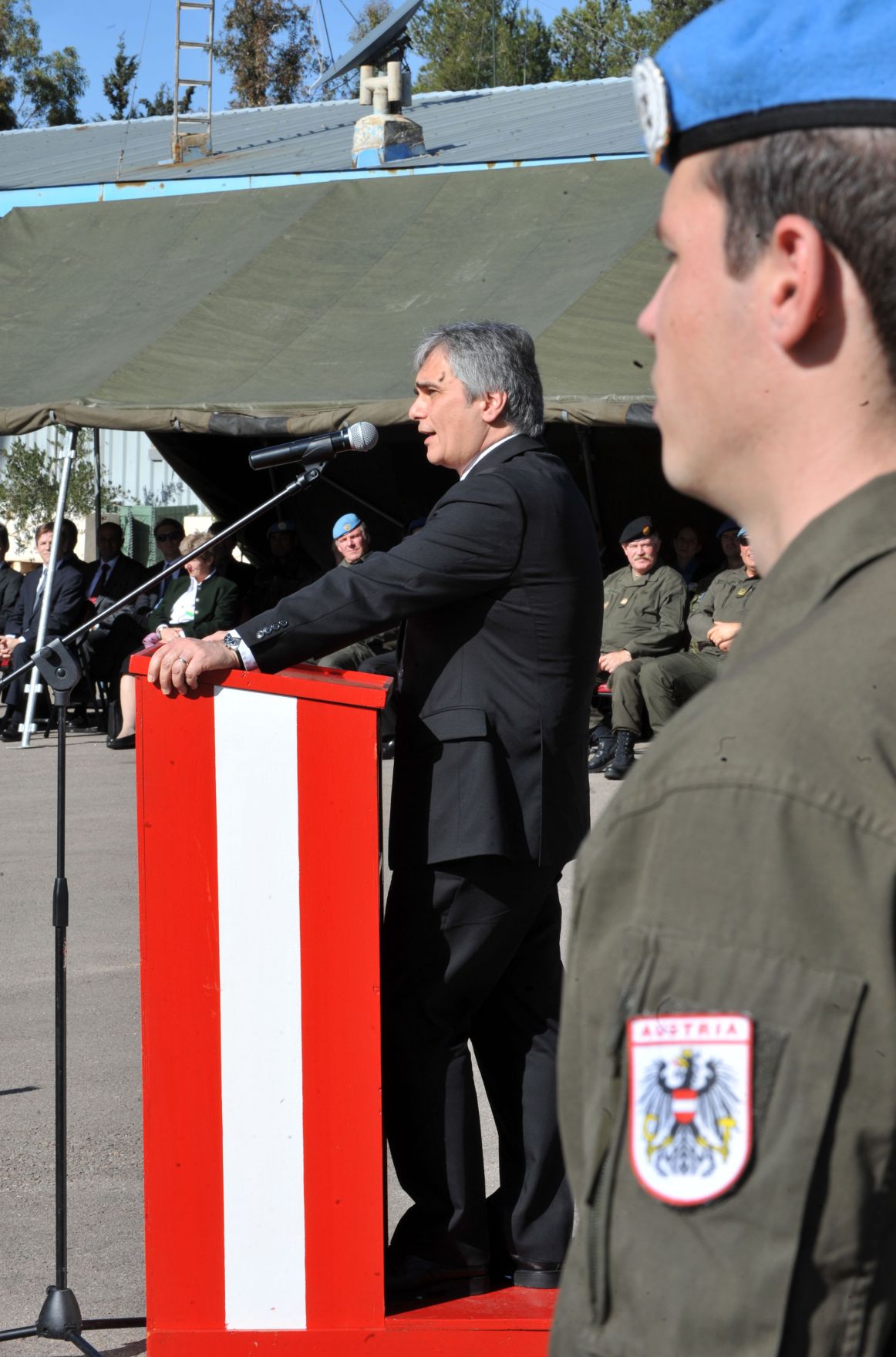Mittwoch, den 23. Dezember 2009 besuchten &Ouml;sterreichs Bundeskanzler Werner Faymann und Verteidigungsminister Norbert Darabos die &ouml;sterreichischen UNO-Truppen am Golan, Syrien aus Anlass des bevorstehenden Weihnachtsfestes.