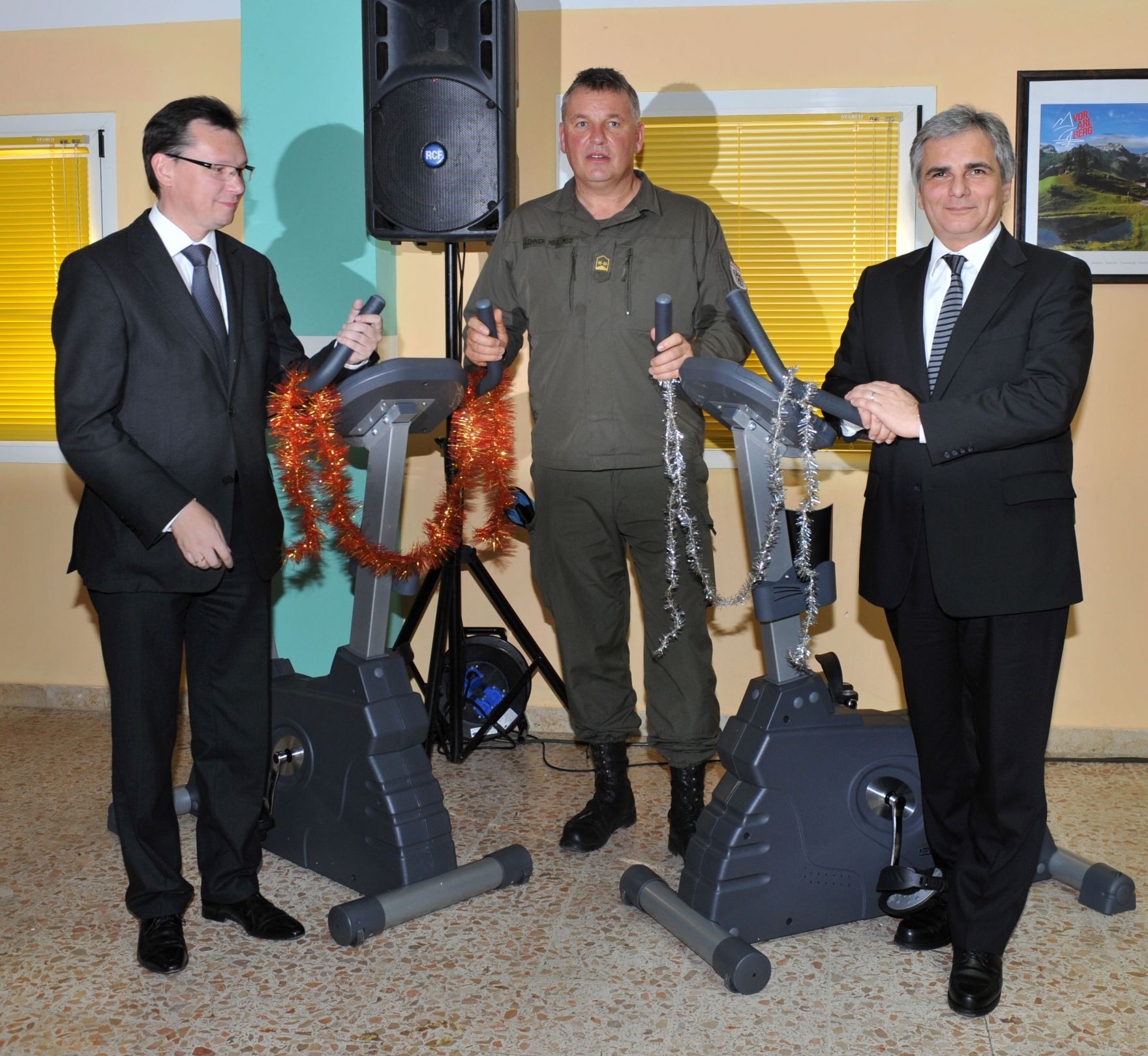 Mittwoch, den 23. Dezember 2009 besuchten &Ouml;sterreichs Bundeskanzler Werner Faymann und Verteidigungsminister Norbert Darabos die &ouml;sterreichischen UNO-Truppen am Golan, Syrien aus Anlass des bevorstehenden Weihnachtsfestes und &uuml;bergaben der Truppe 2 Ergometer als Weihnachtsgeschenk.