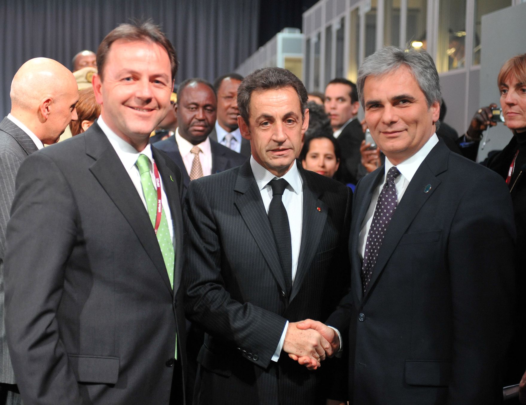 Donnerstag, den 17. Dezember 2009 fanden bei der UN-Klimakonferenz - COP15 in Kopenhagen, D&auml;nemark, die Reden der Staats- und Regierungschefs vor dem Plenum statt. Im Bild Frankreichs Pr&auml;sident Nicolas Sarkozy (M), &Ouml;sterreichs Bundeskanzler Werner Faymann (R) und &Ouml;sterreichs Umweltminister Niki Berlakovich (L).