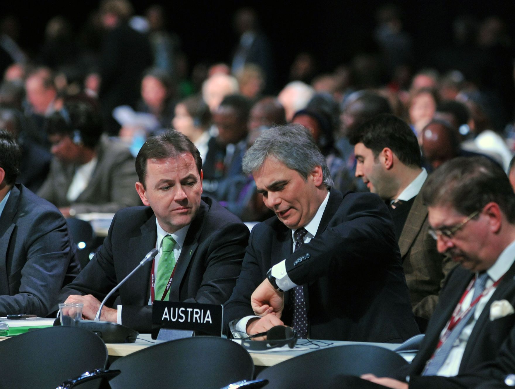 Donnerstag, den 17. Dezember 2009 fanden bei der UN-Klimakonferenz - COP15 in Kopenhagen, D&auml;nemark, die Reden der Staats- und Regierungschefs vor dem Plenum statt. Im Bild &Ouml;sterreichs Bundeskanzler Werner Faymann (M) und &Ouml;sterreichs Umweltminister Niki Berlakovich (L).