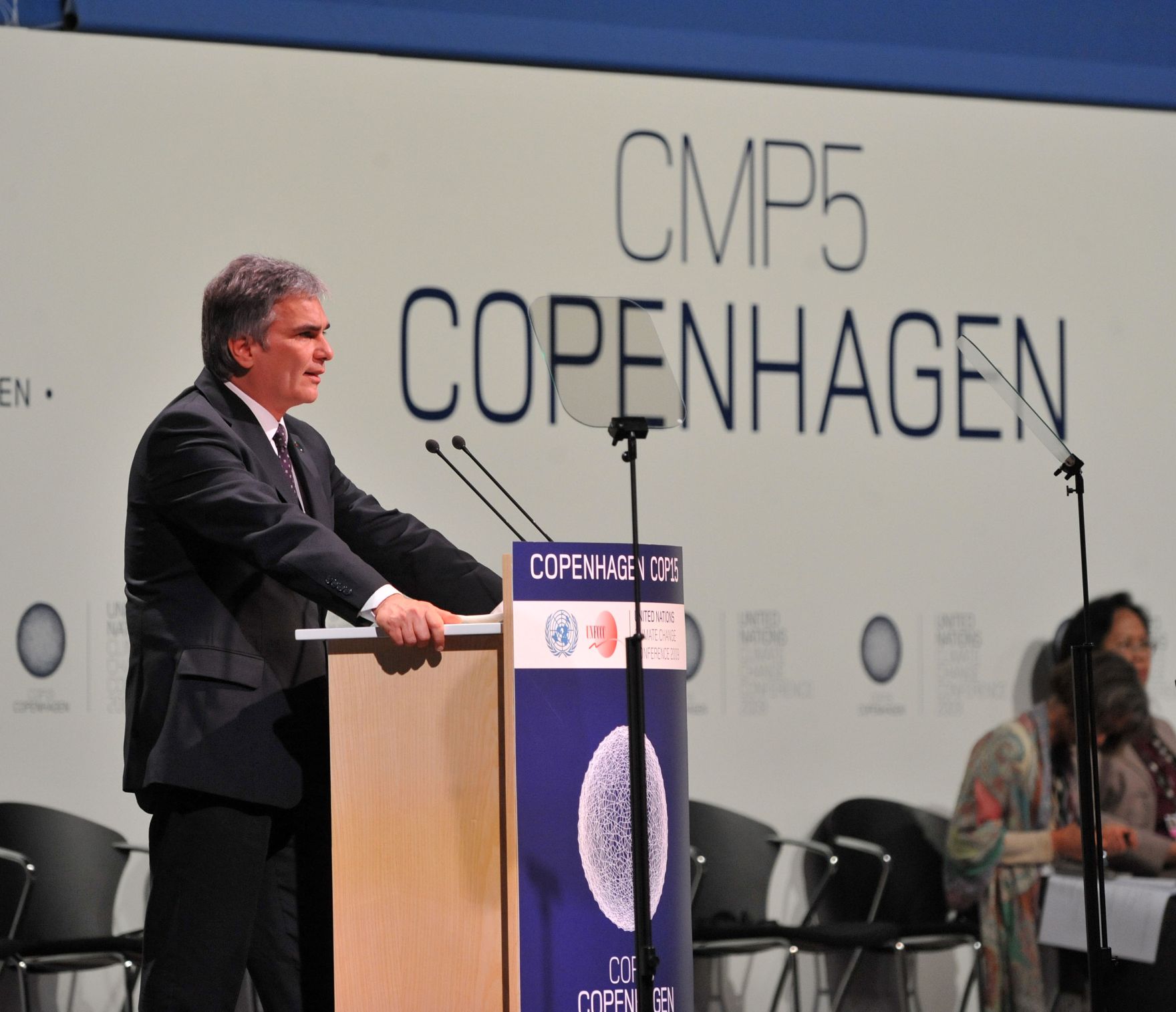 Donnerstag, den 17. Dezember 2009 fanden bei der UN-Klimakonferenz - COP15 in Kopenhagen, D&auml;nemark, die Reden der Staats- und Regierungschefs vor dem Plenum statt. Im Bild &Ouml;sterreichs Bundeskanzler Werner Faymann bei seiner Rede.