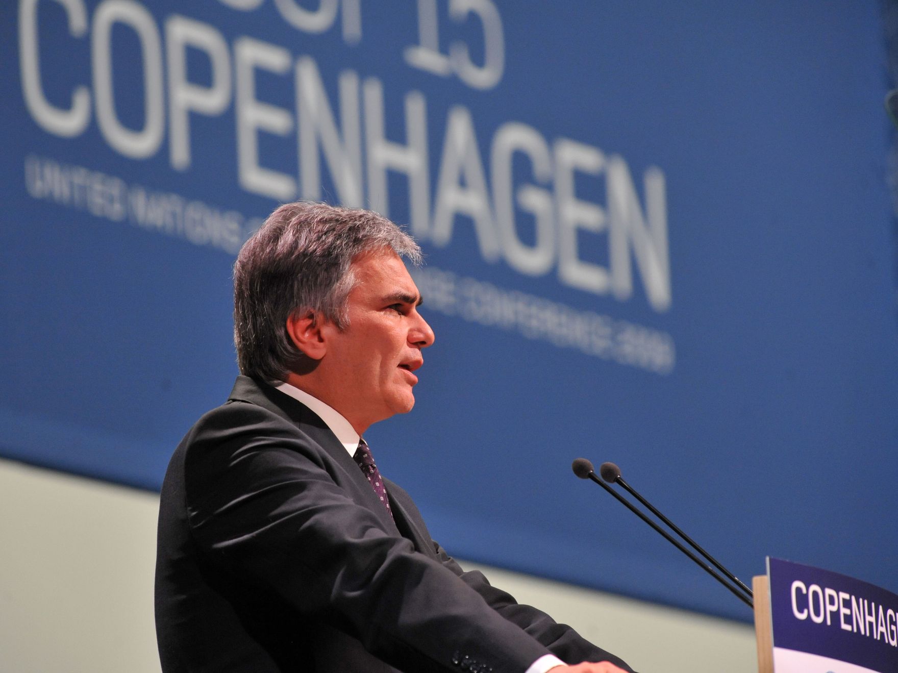 Donnerstag, den 17. Dezember 2009 fanden bei der UN-Klimakonferenz - COP15 in Kopenhagen, D&auml;nemark, die Reden der Staats- und Regierungschefs vor dem Plenum statt. Im Bild &Ouml;sterreichs Bundeskanzler Werner Faymann bei seiner Rede.